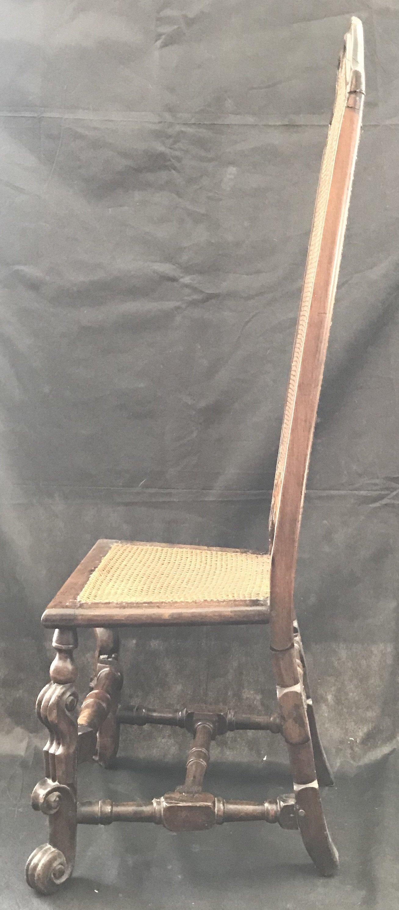 Canne Chaise italienne sculptée du 18ème siècle à haut dossier et à cannage en vente