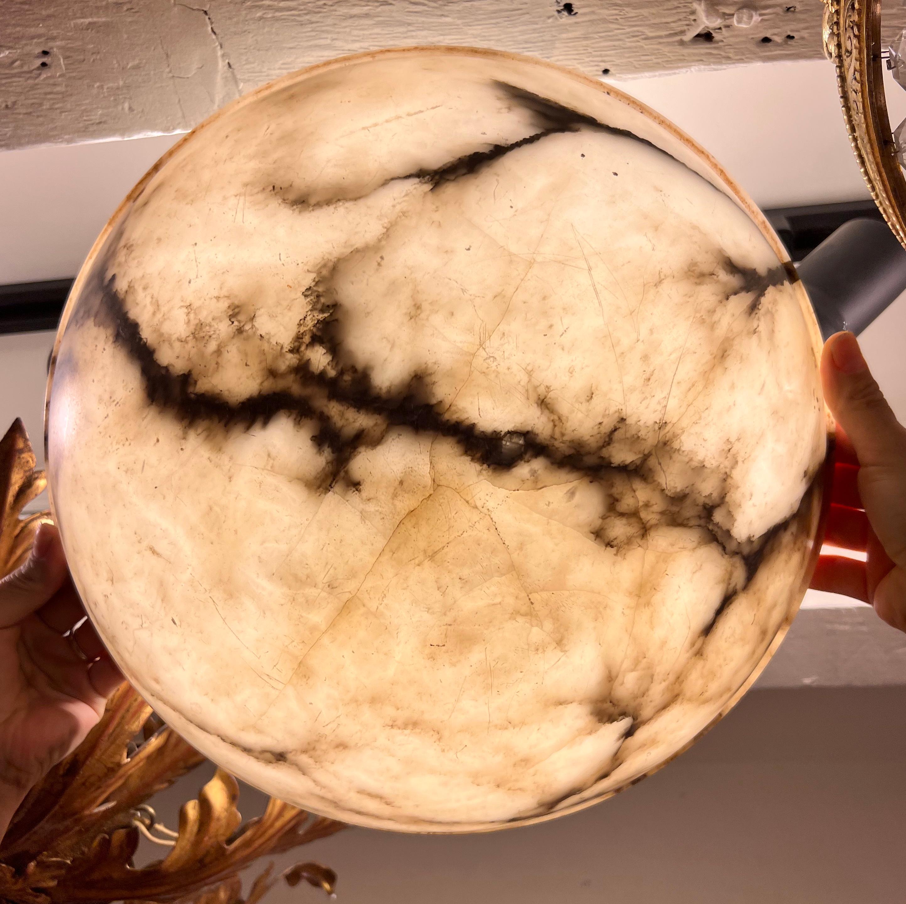 Italienische geschnitzte Alabaster-Leuchte im Zustand „Gut“ im Angebot in New York, NY