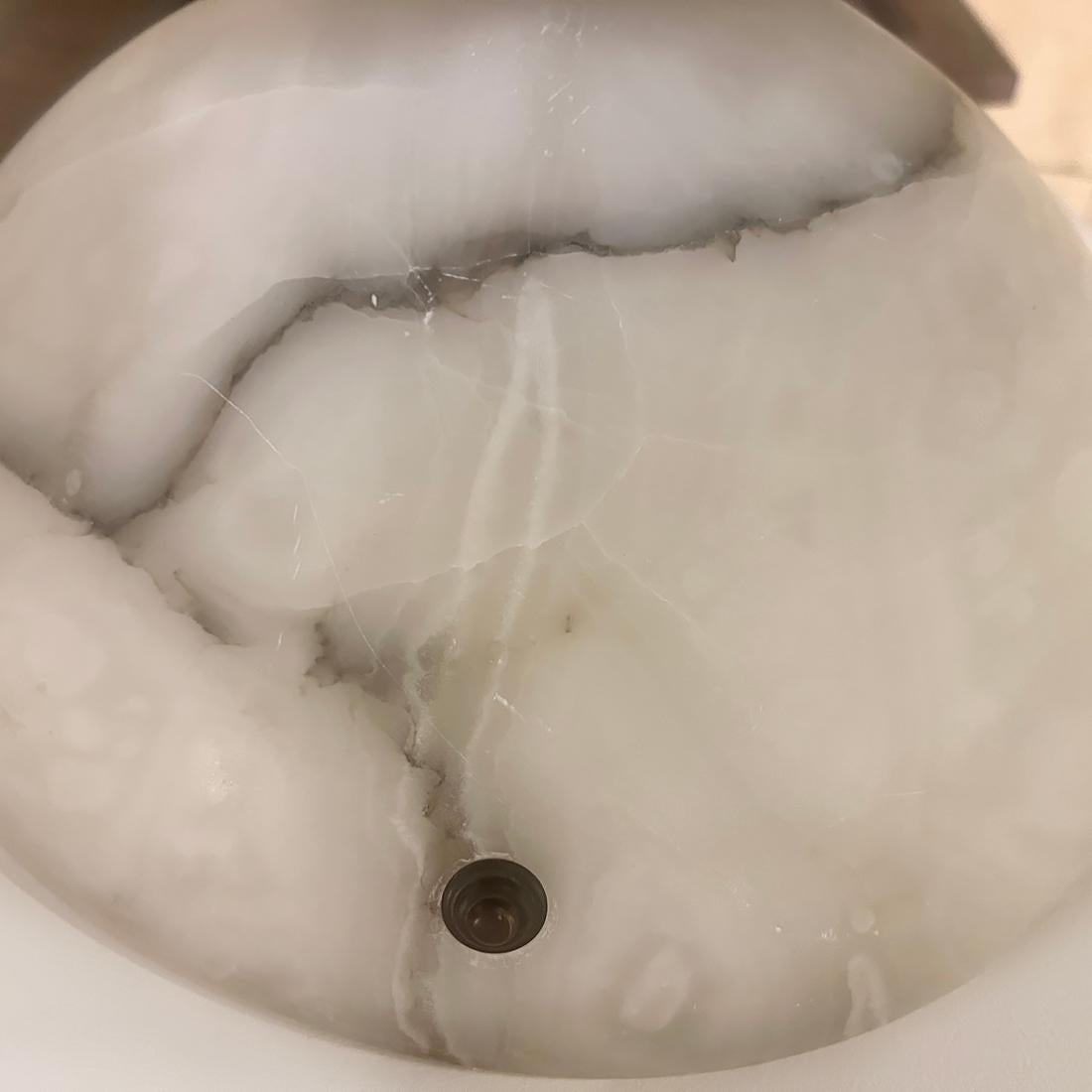 Apparecchio di illuminazione in alabastro intagliato italiano In condizioni buone in vendita a New York, NY