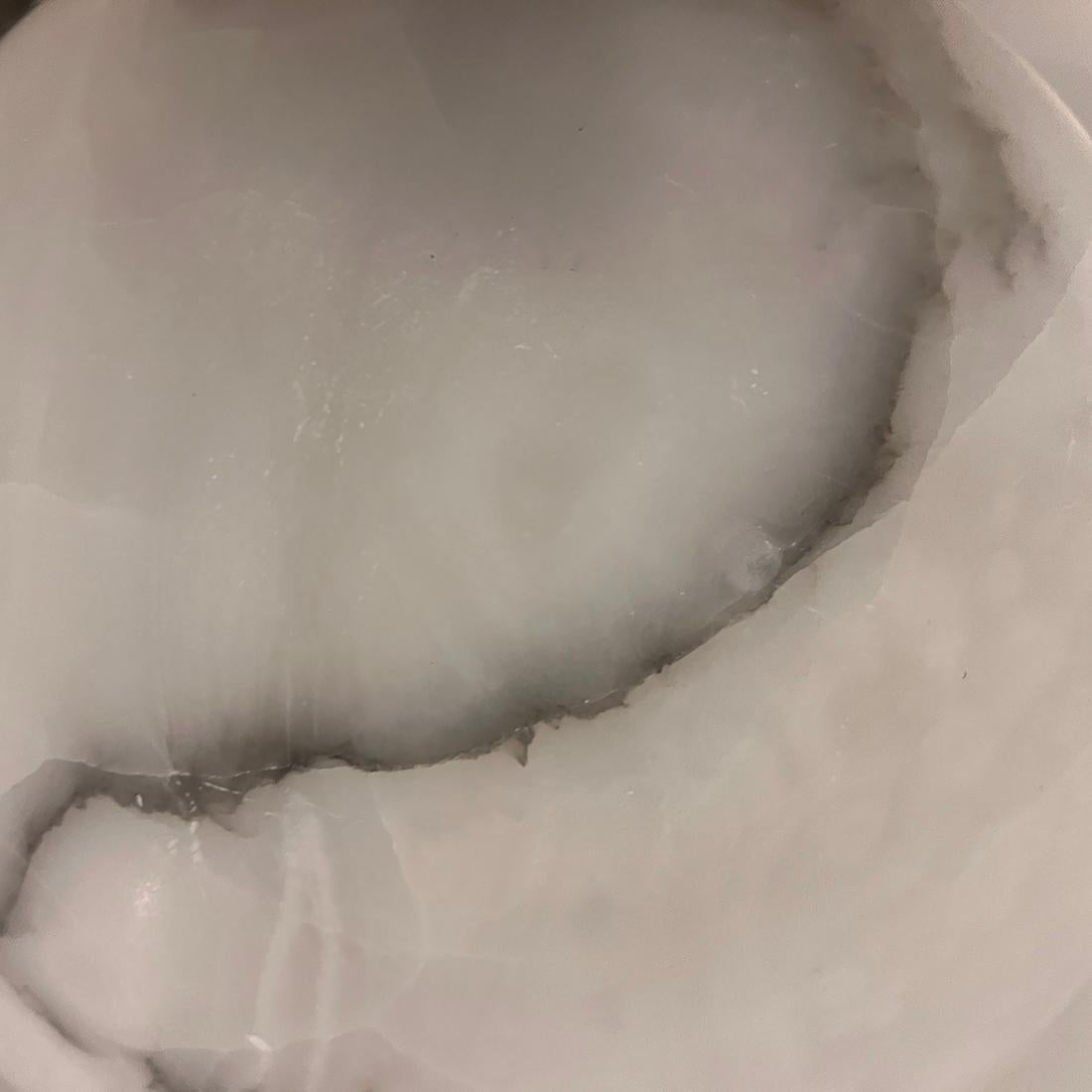 Inizio XX secolo Apparecchio di illuminazione in alabastro intagliato italiano in vendita