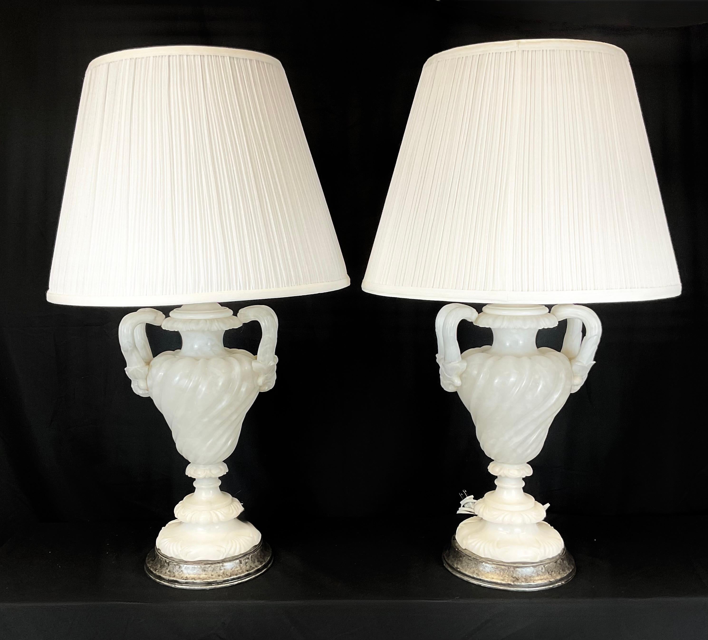 Pareja de lámparas de mesa italianas de alabastro tallado en venta 3