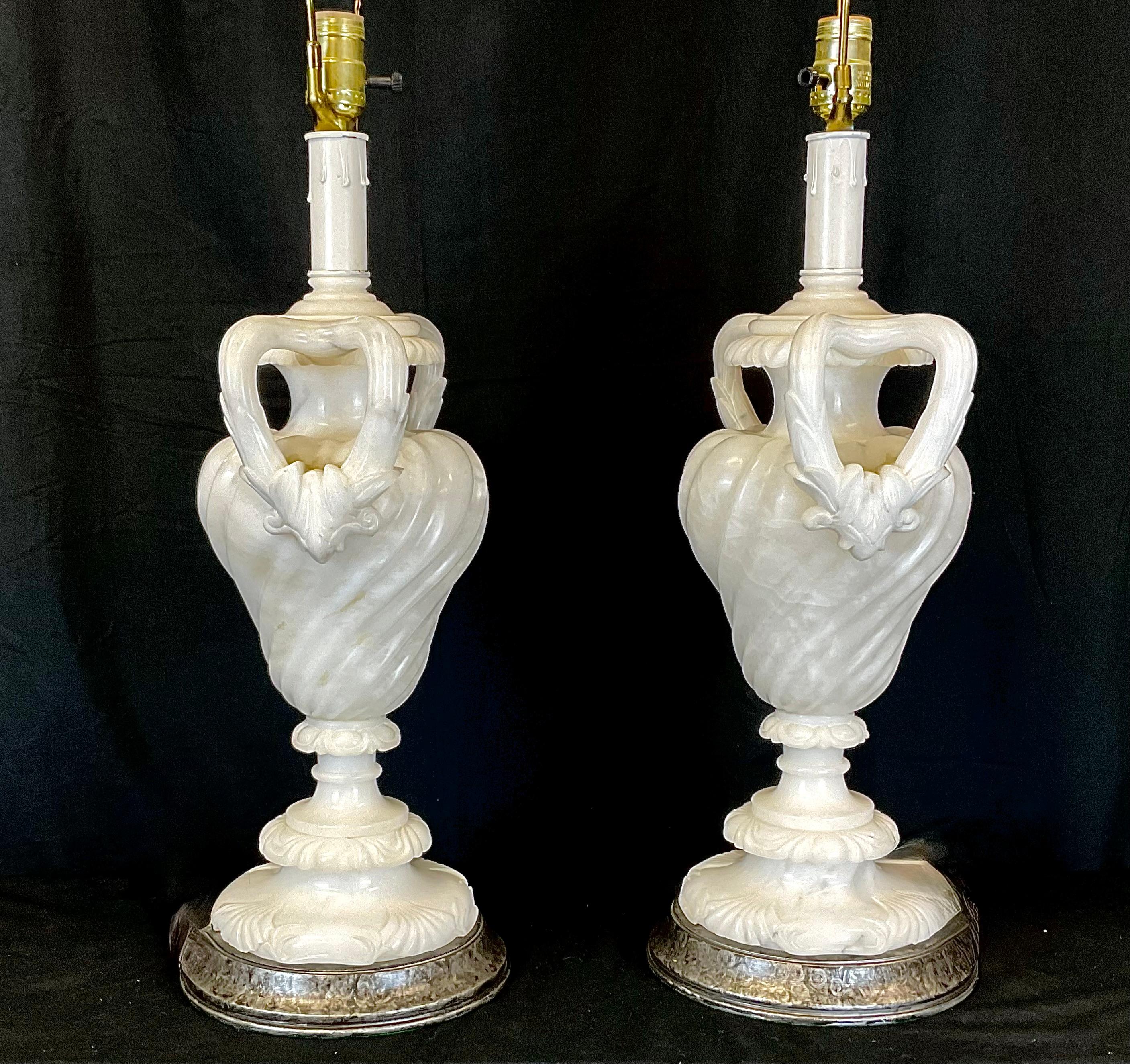 Pareja de lámparas de mesa italianas de alabastro tallado Neoclásico en venta