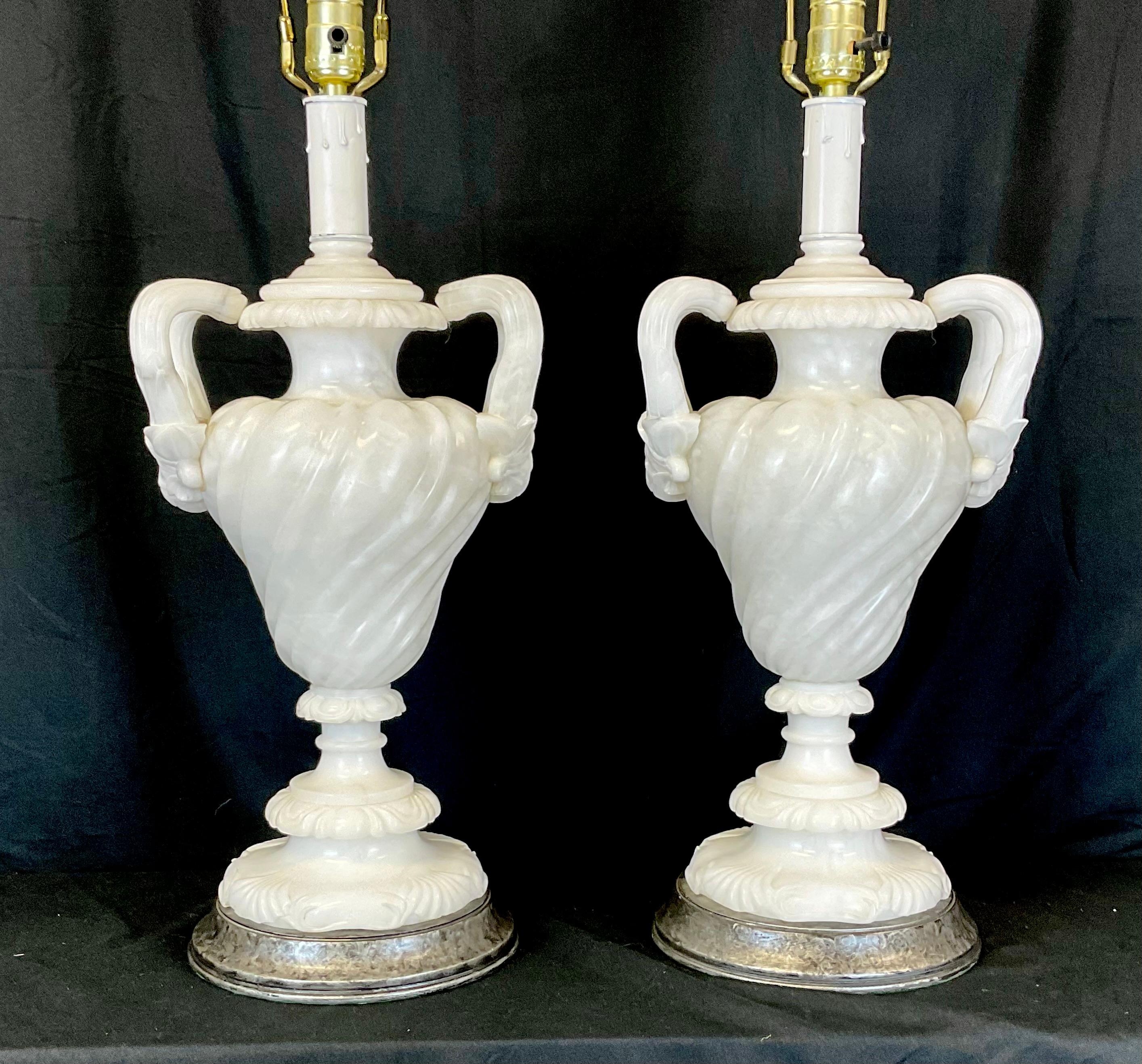 Pareja de lámparas de mesa italianas de alabastro tallado en Bueno estado para la venta en Bradenton, FL