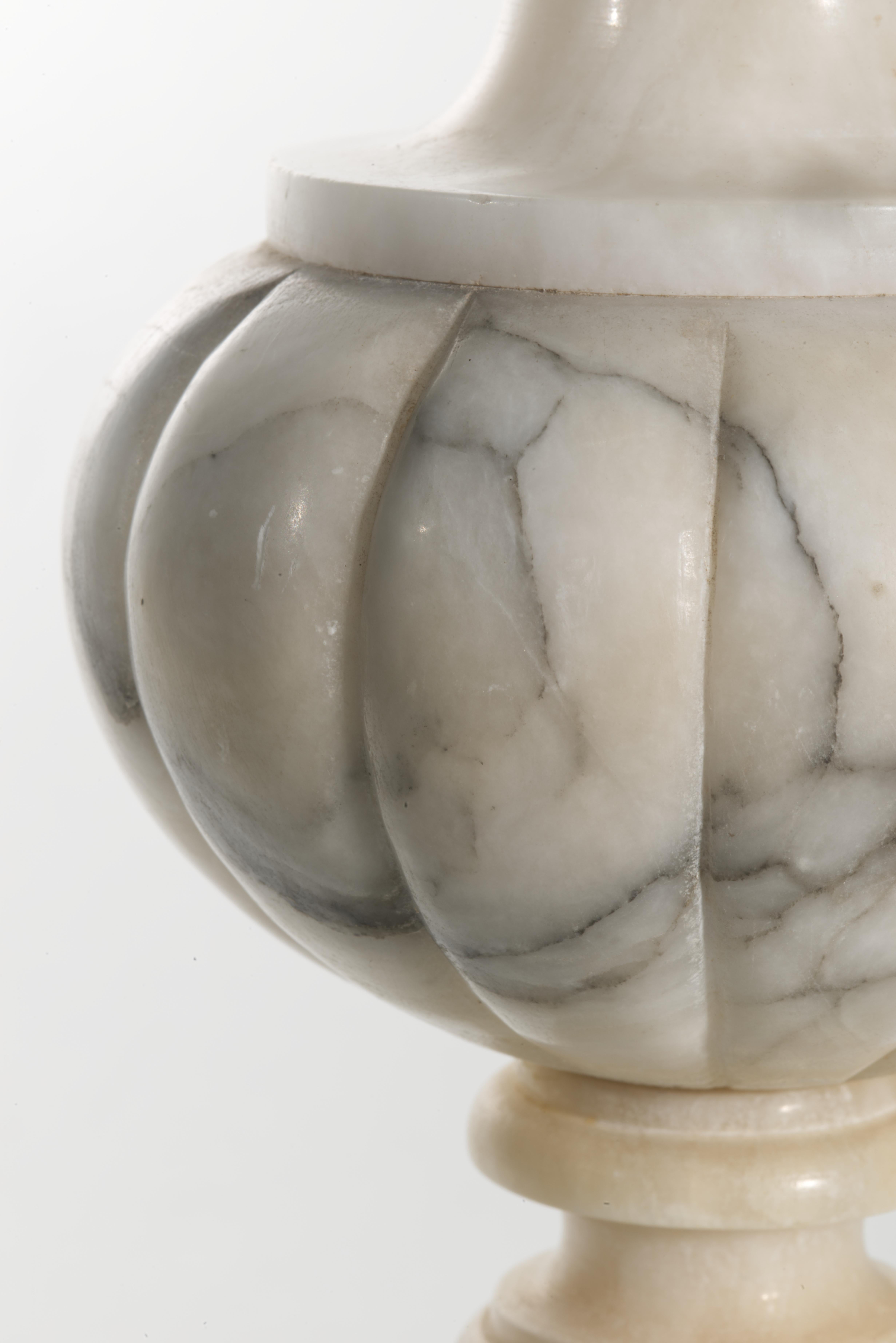 Italian Carved Alabaster Urn Table Lamp, Acanthus Leaves en venta 2