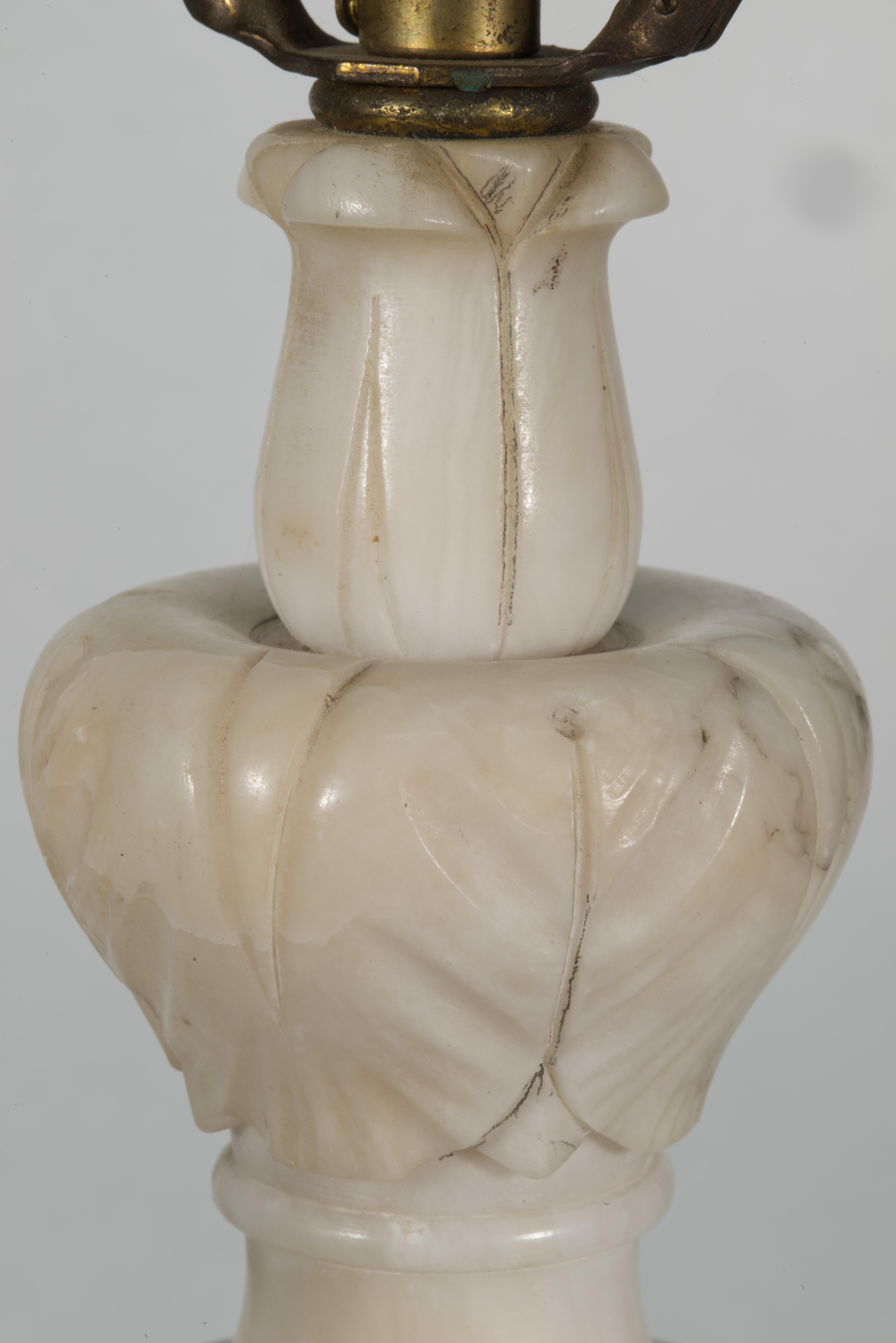 Italian Carved Alabaster Urn Table Lamp, Acanthus Leaves en venta 4