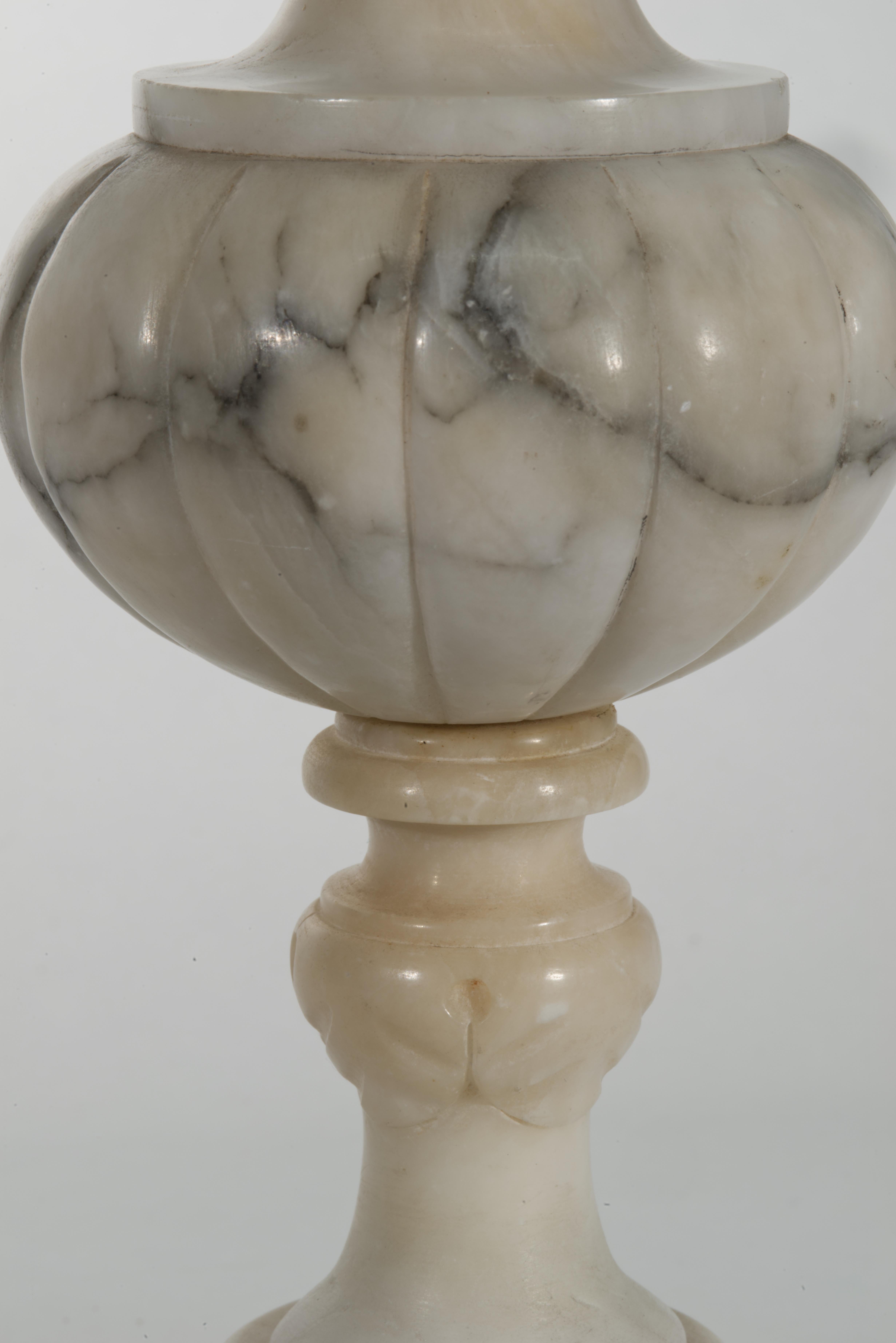 Italian Carved Alabaster Urn Table Lamp, Acanthus Leaves en venta 5