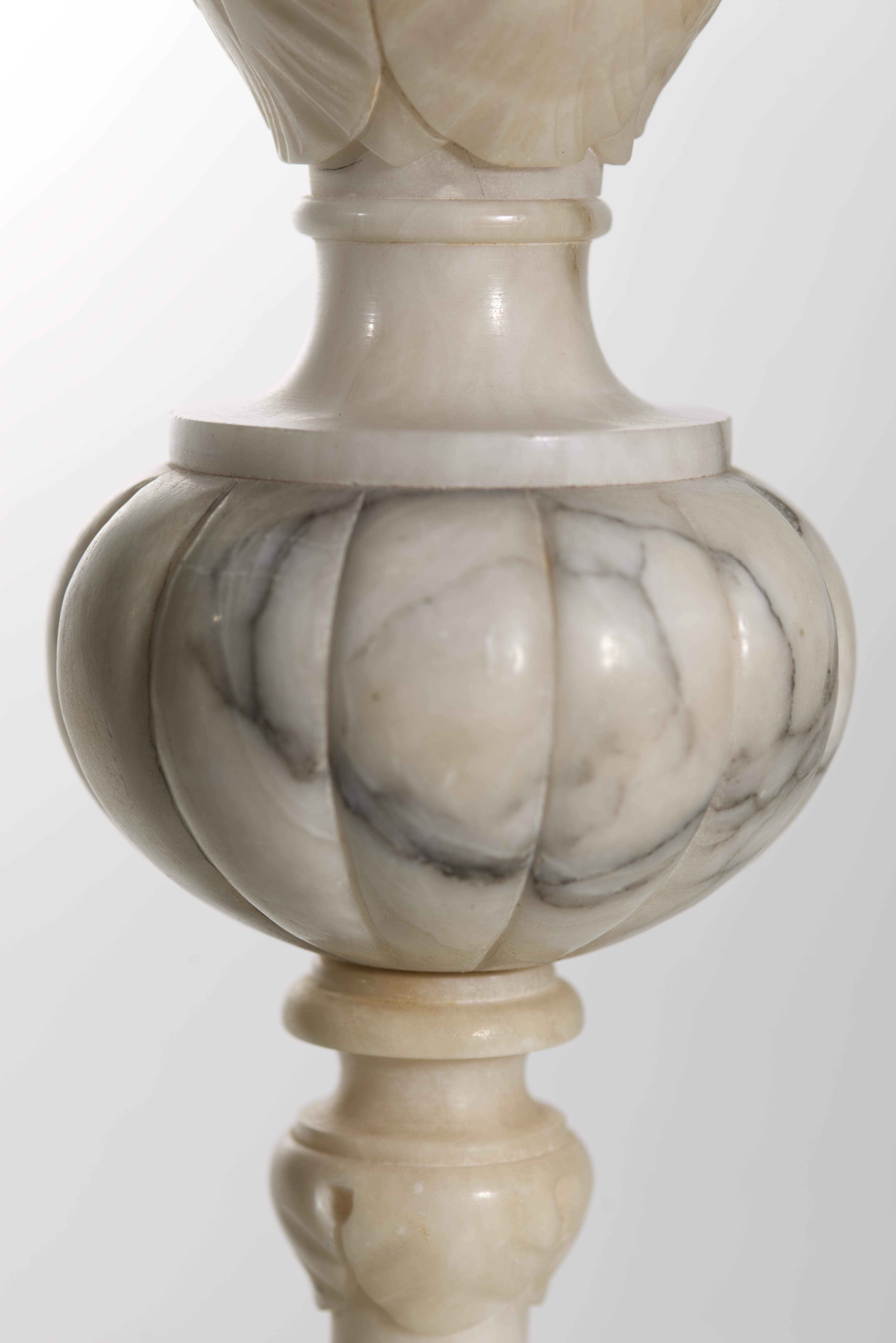 Italian Carved Alabaster Urn Table Lamp, Acanthus Leaves Neoclásico en venta