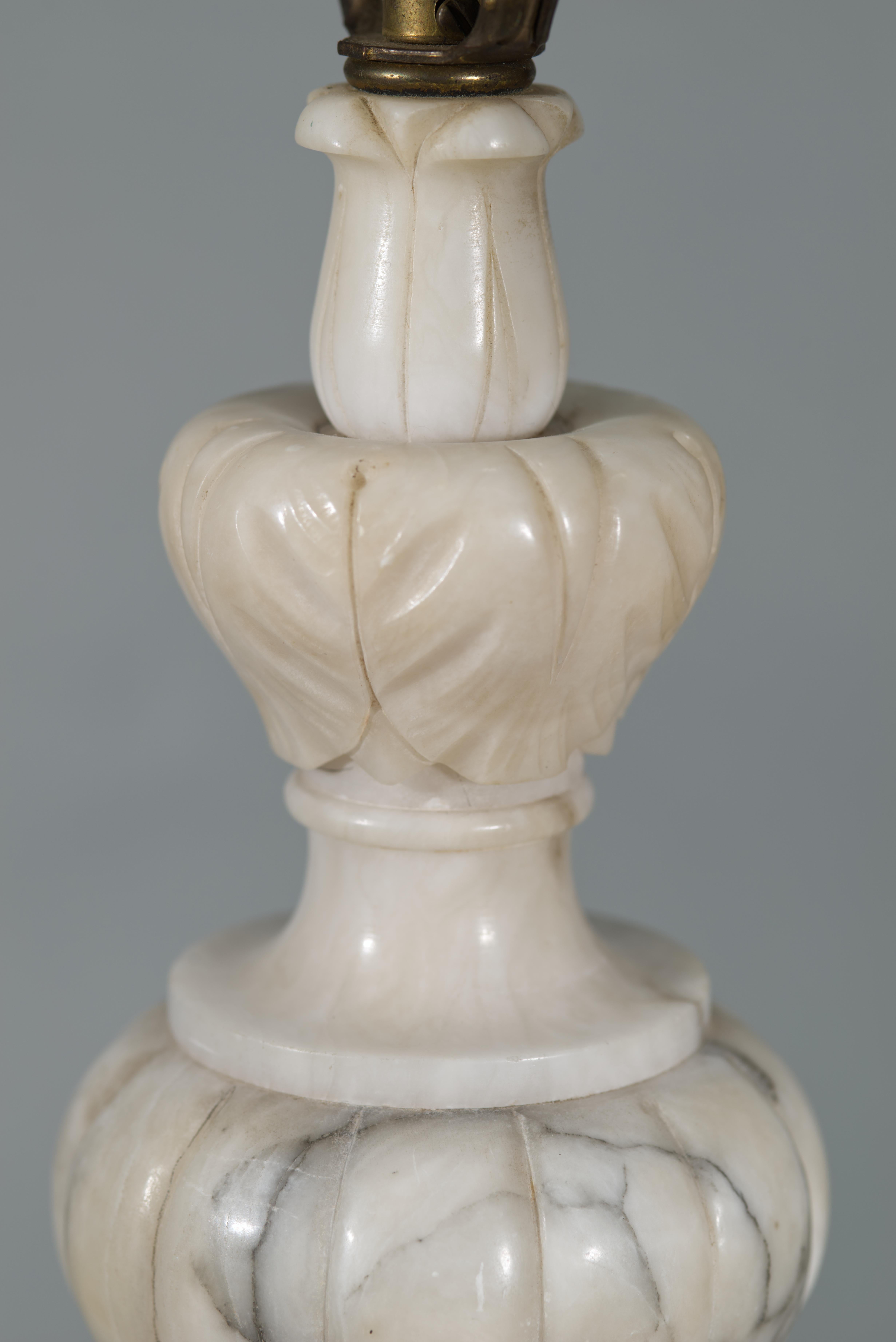 Italian Carved Alabaster Urn Table Lamp, Acanthus Leaves Italiano en venta