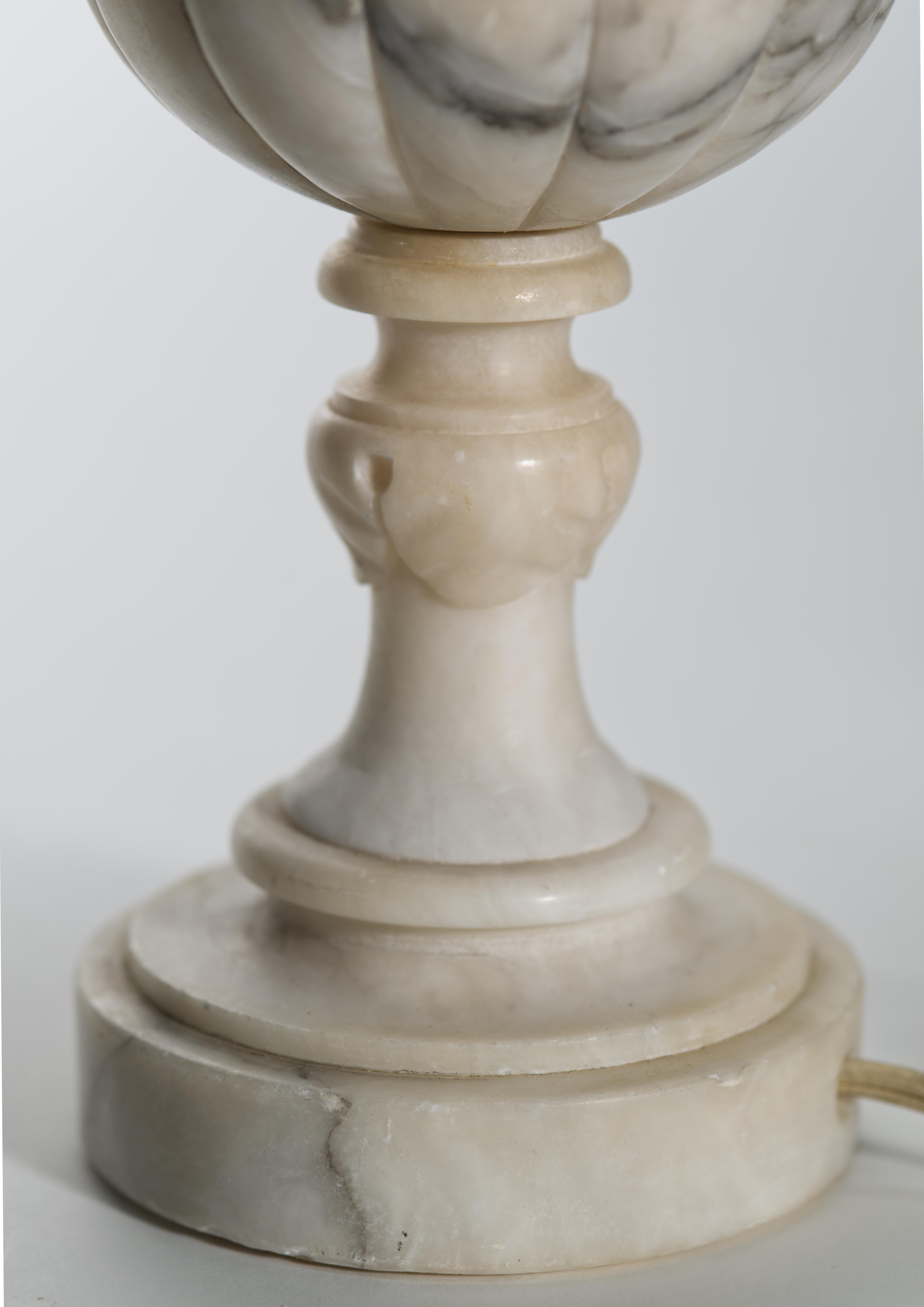 Italian Carved Alabaster Urn Table Lamp, Acanthus Leaves Hecho a mano en venta