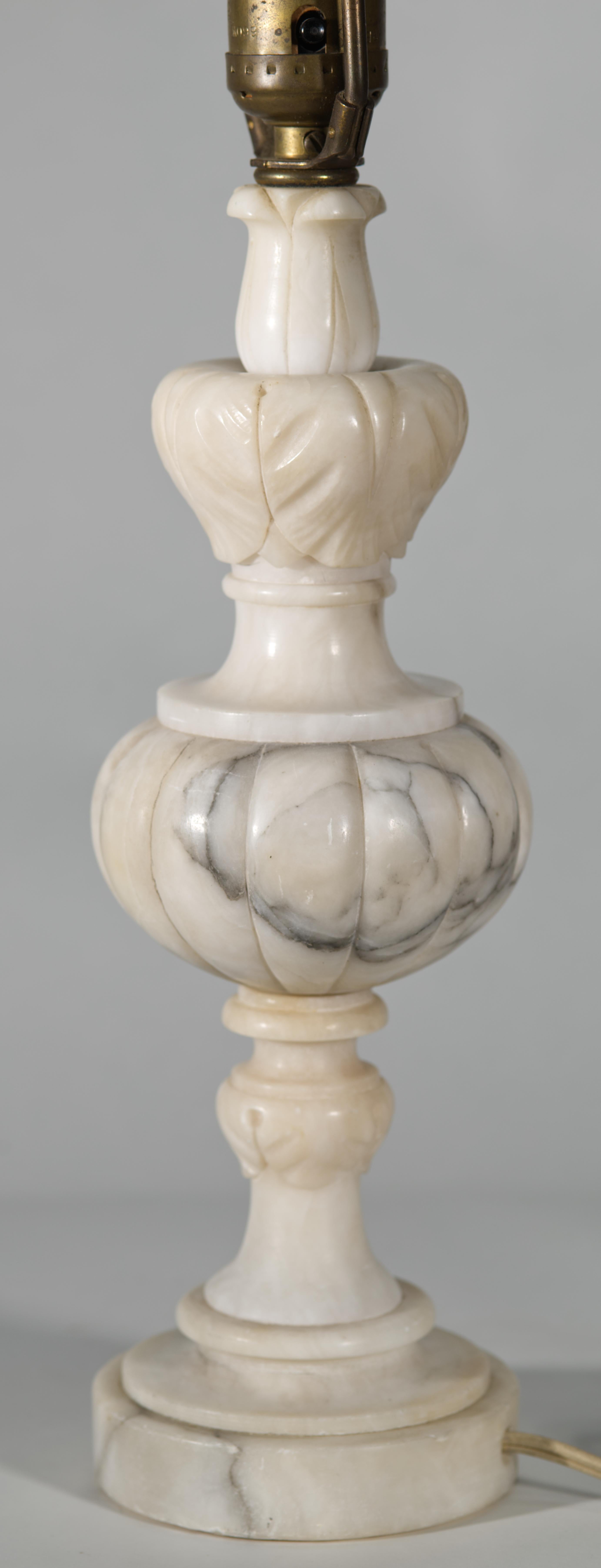 Italian Carved Alabaster Urn Table Lamp, Acanthus Leaves siglo XX en venta