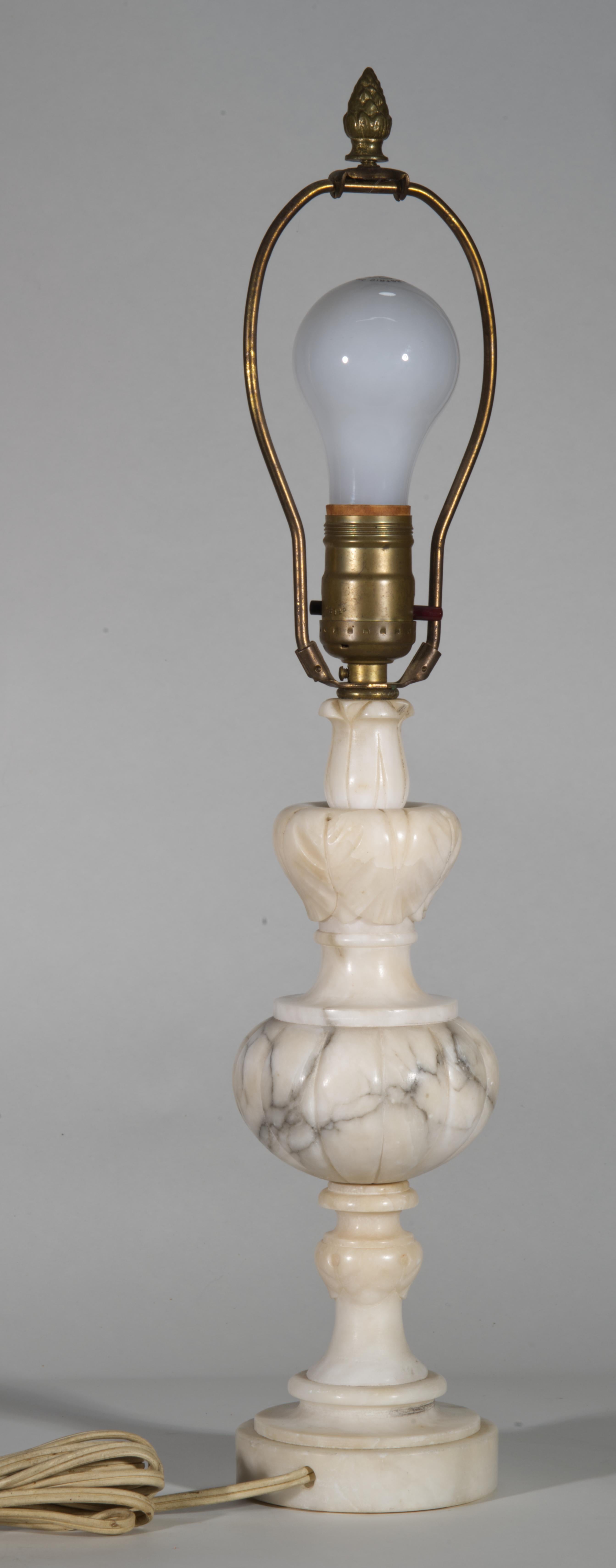 Italian Carved Alabaster Urn Table Lamp, Acanthus Leaves Latón en venta
