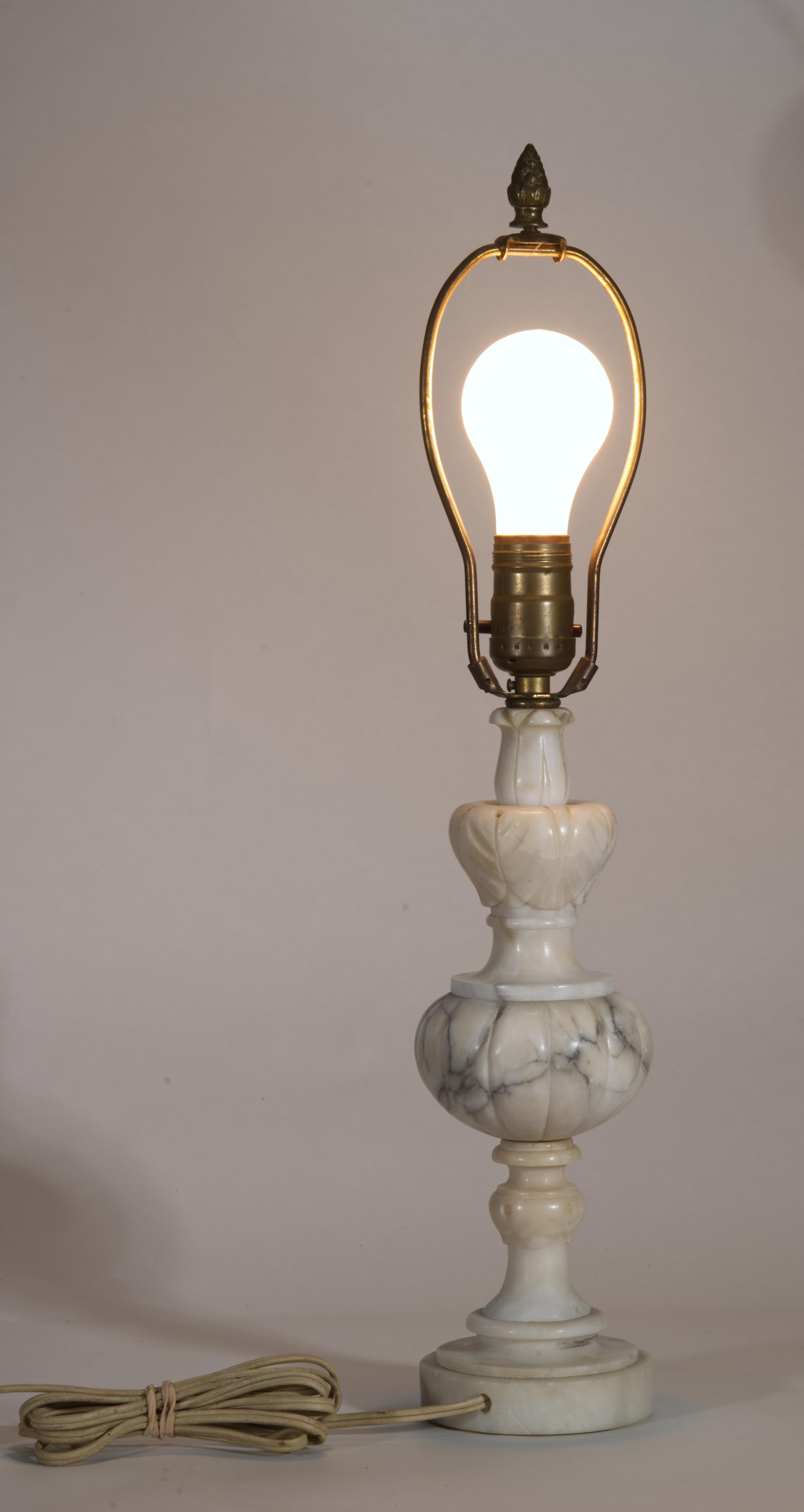 Italian Carved Alabaster Urn Table Lamp, Acanthus Leaves en venta 1