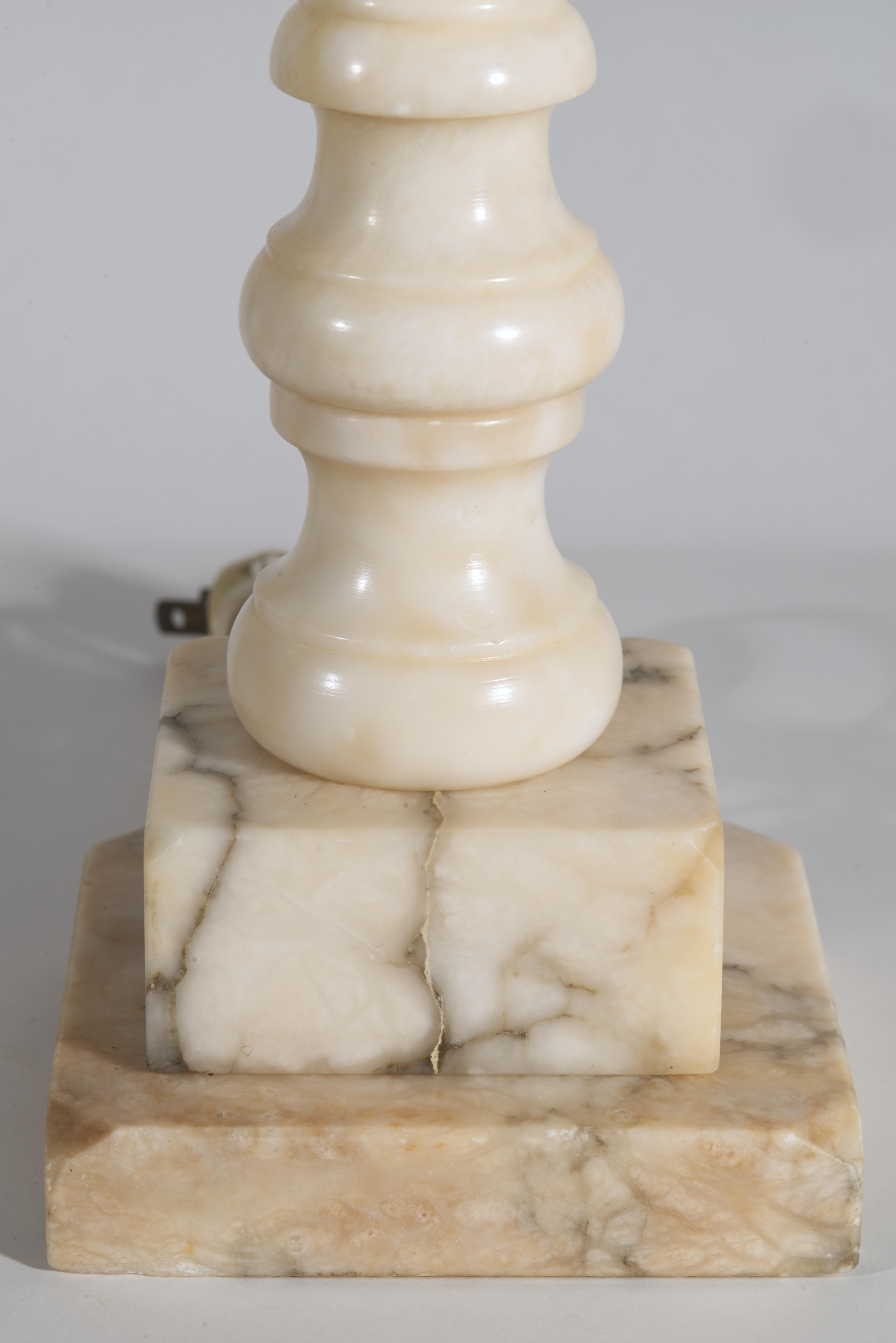 Lámpara de mesa italiana de alabastro tallado con decoración de hojas en venta 2
