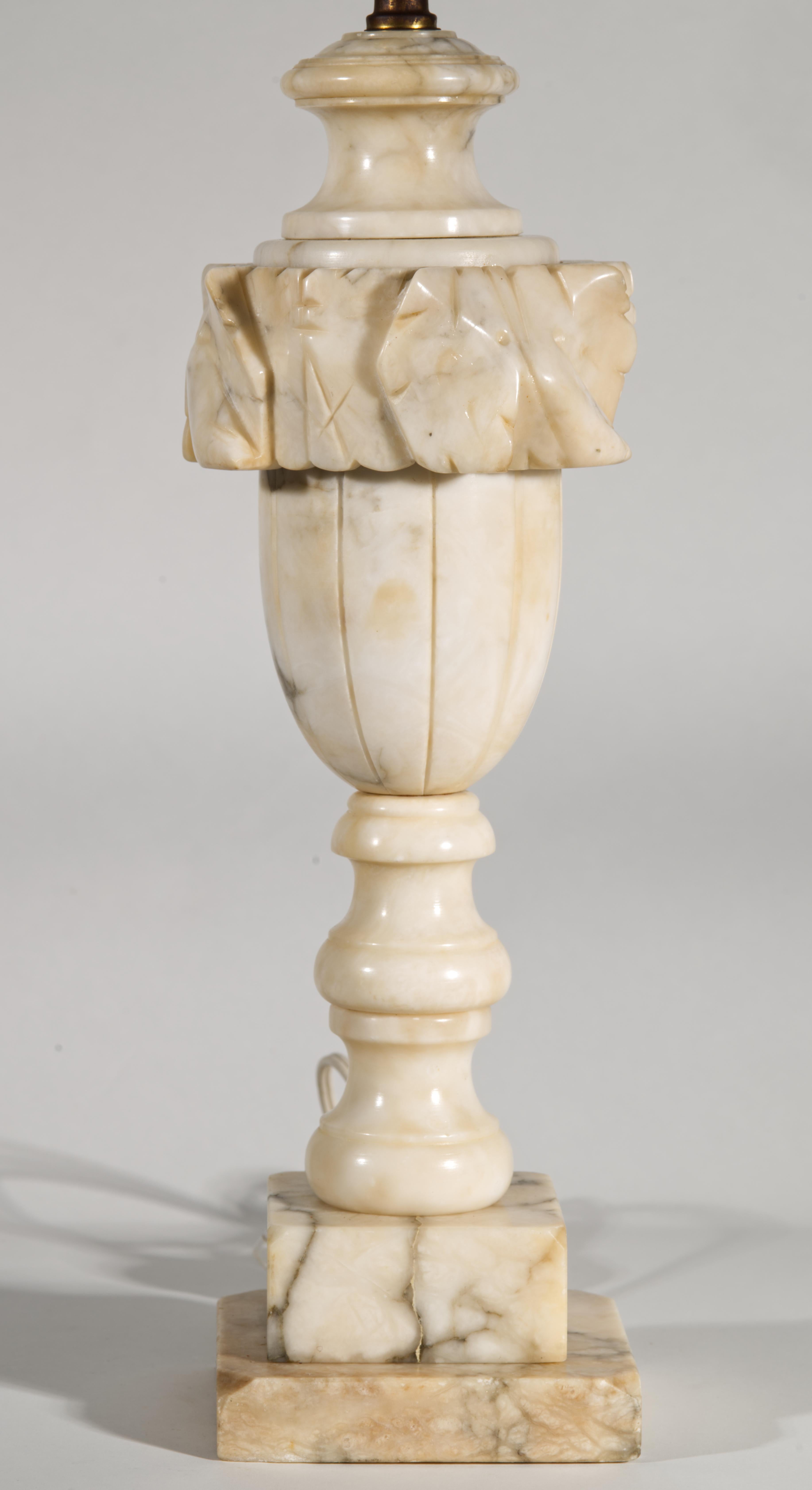  Lámpara de sobremesa italiana vintage de alabastro tallado a mano, con forma de urna de balaustre y una corona de hojas que acentúa la parte superior de la urna. El cuerpo de la lámpara está montado sobre una base cuadrada escalonada de alabastro;
