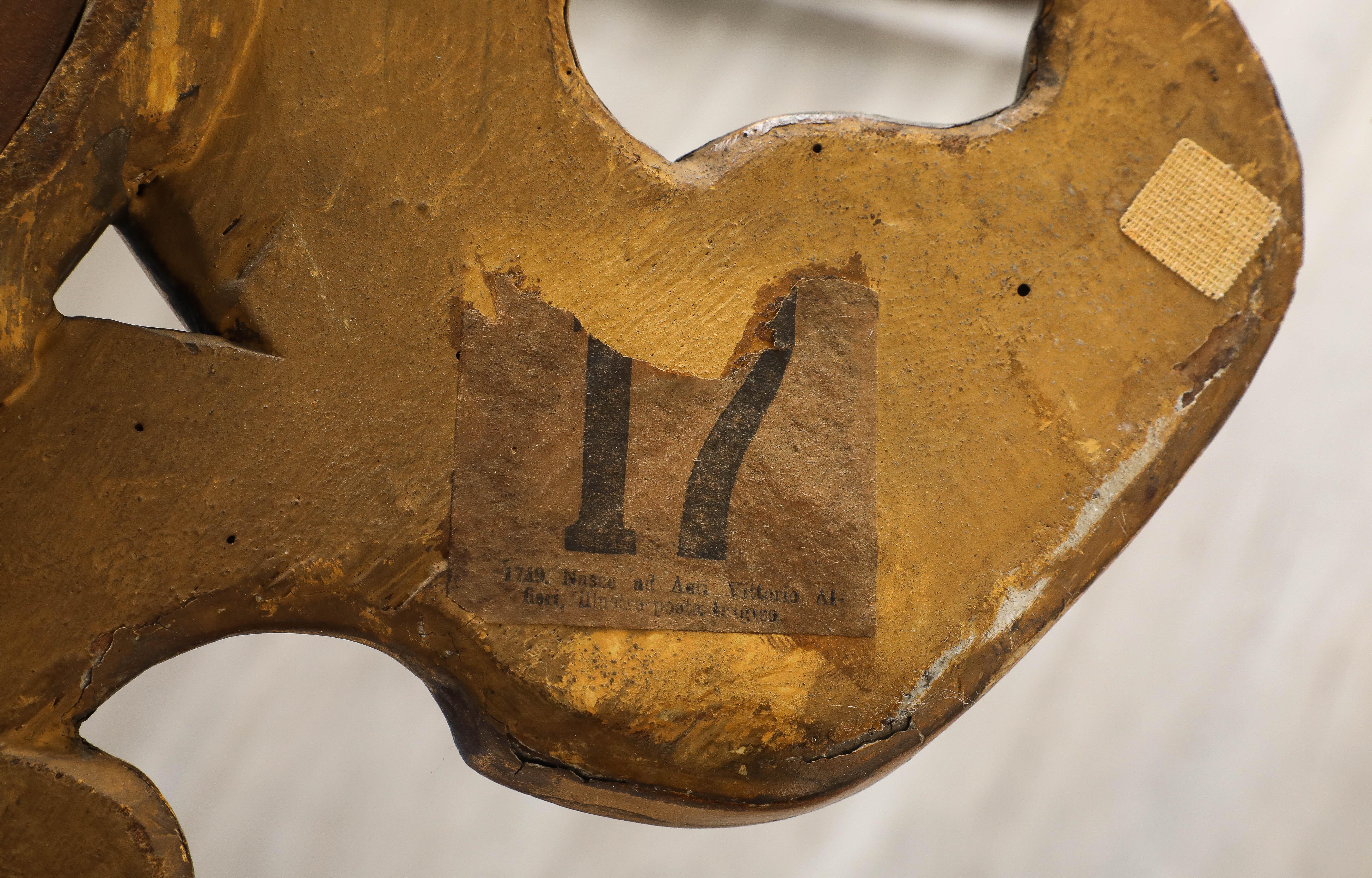 Miroir à cartouche baroque italien sculpté et doré, vers 1680 en vente 3