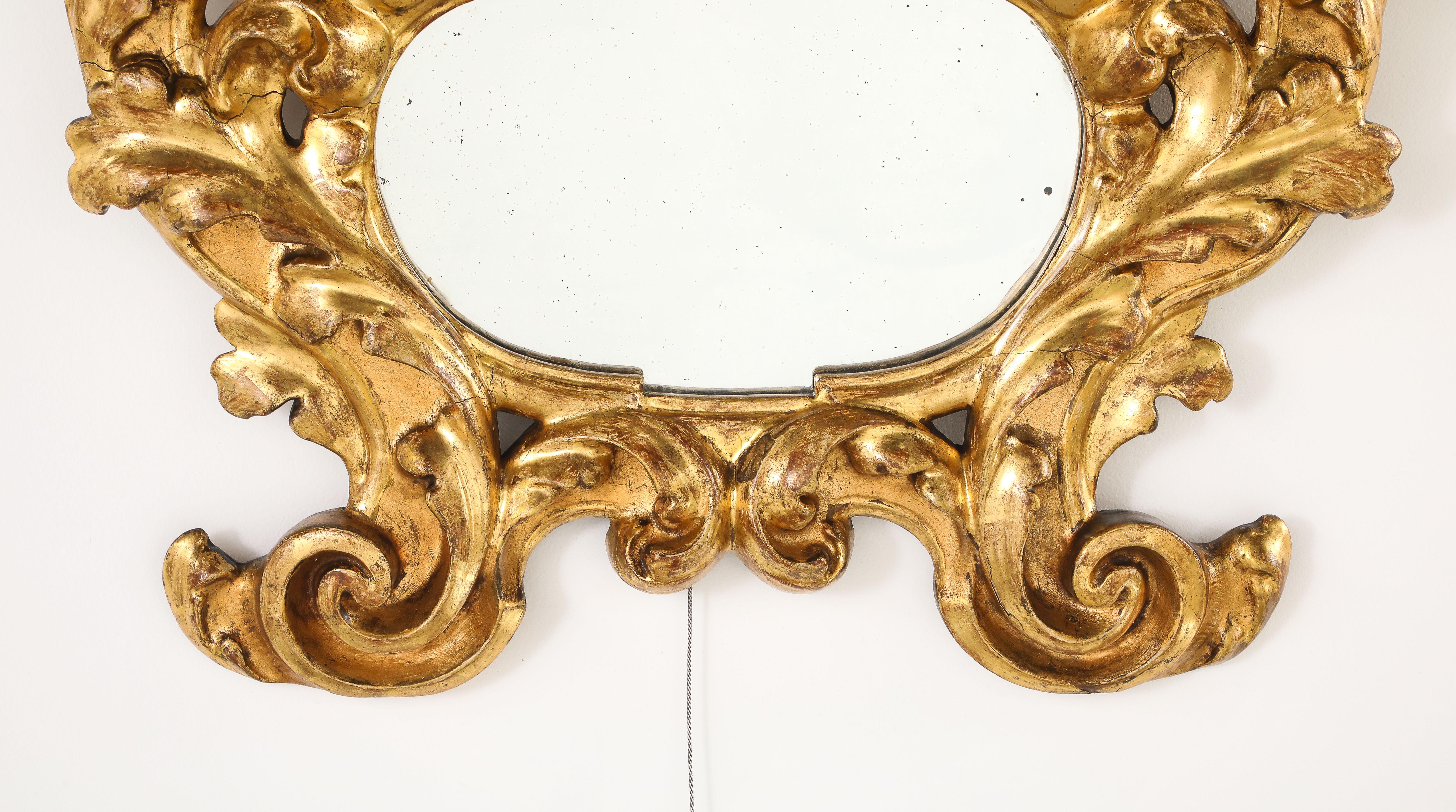 Miroir à cartouche baroque italien sculpté et doré, vers 1680 Bon état - En vente à New York, NY