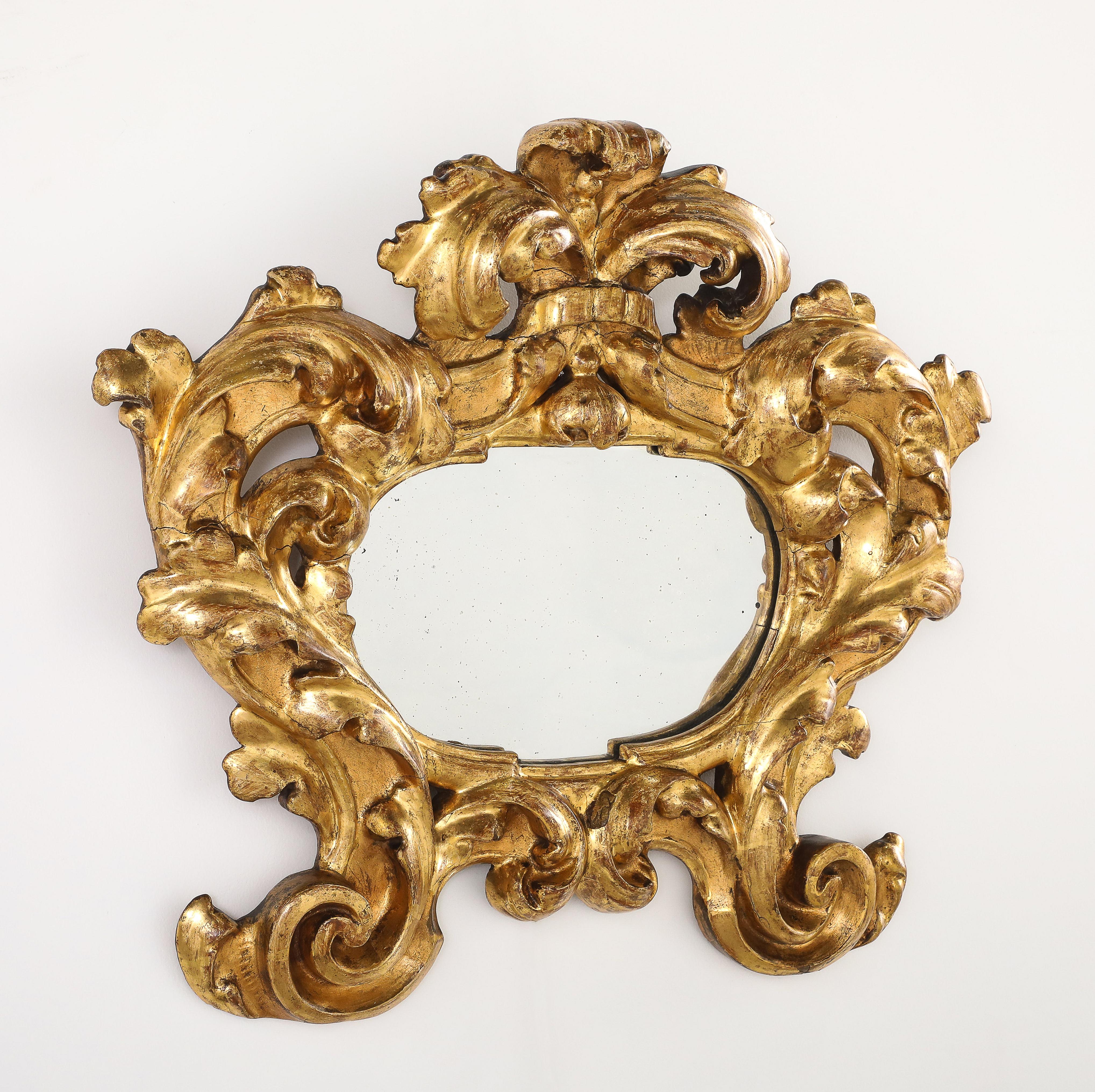 17ème siècle Miroir à cartouche baroque italien sculpté et doré, vers 1680 en vente