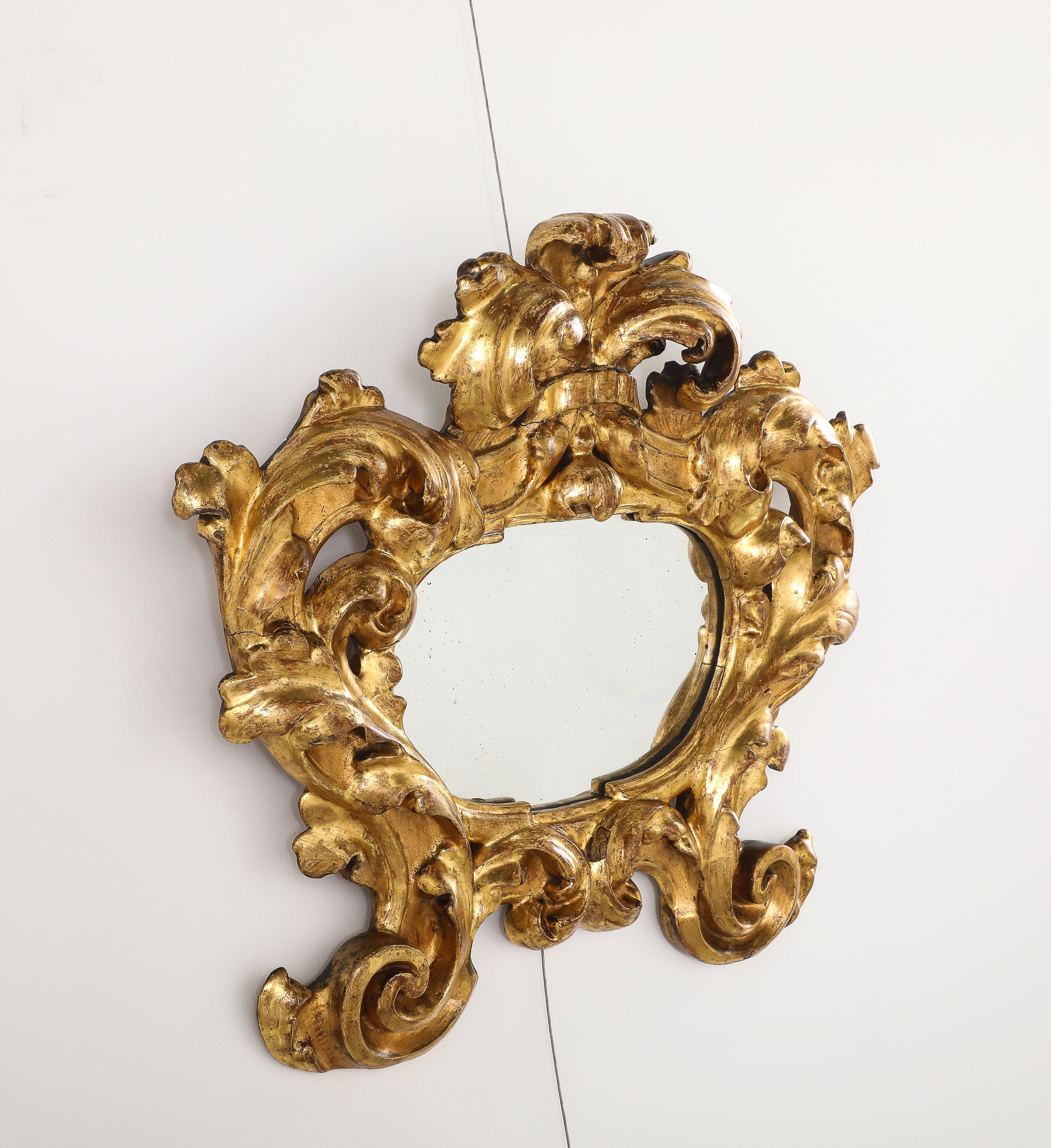 Verre Miroir à cartouche baroque italien sculpté et doré, vers 1680 en vente