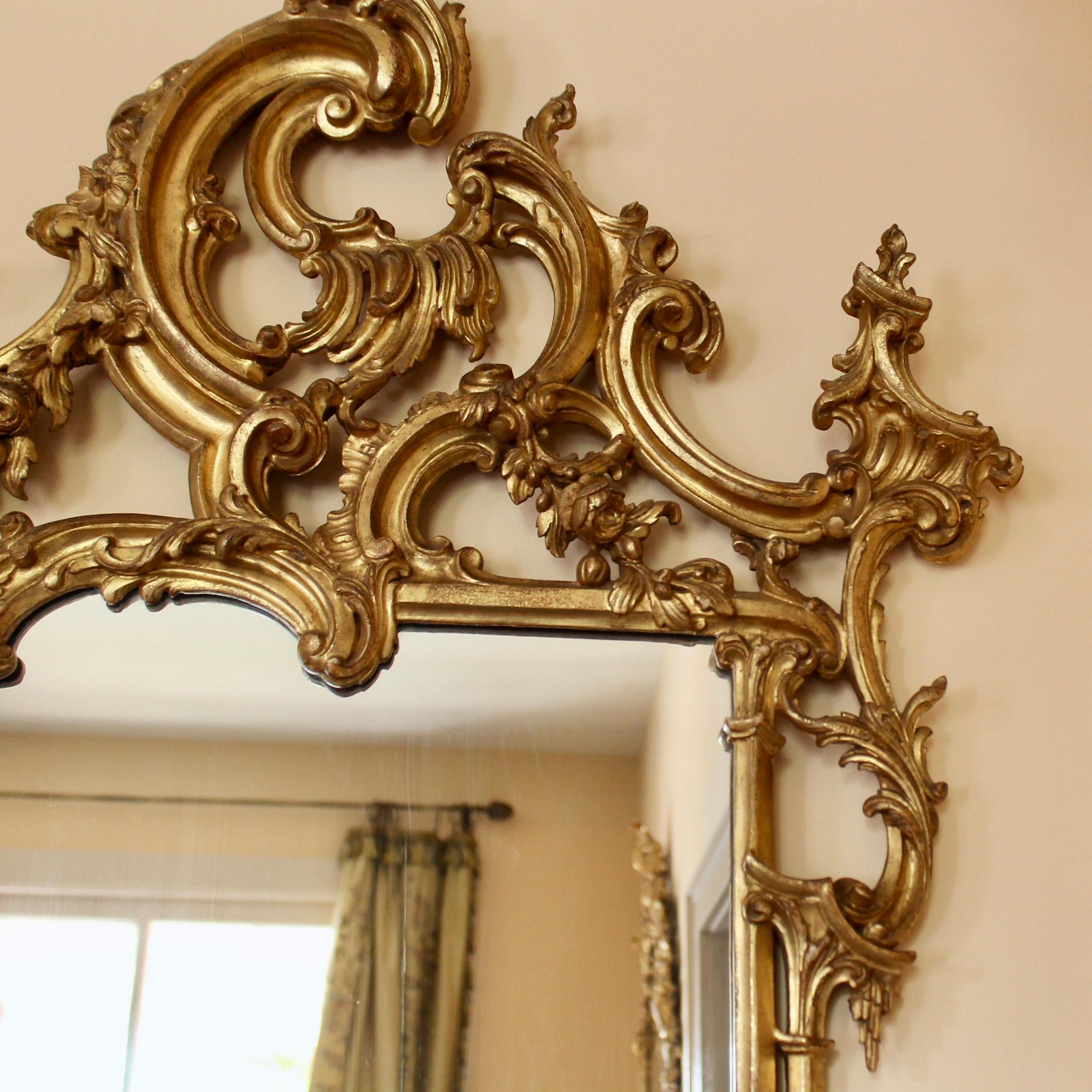 Italienischer geschnitzter und vergoldeter Chippendale-Spiegel im Rokoko-Stil (20. Jahrhundert) im Angebot