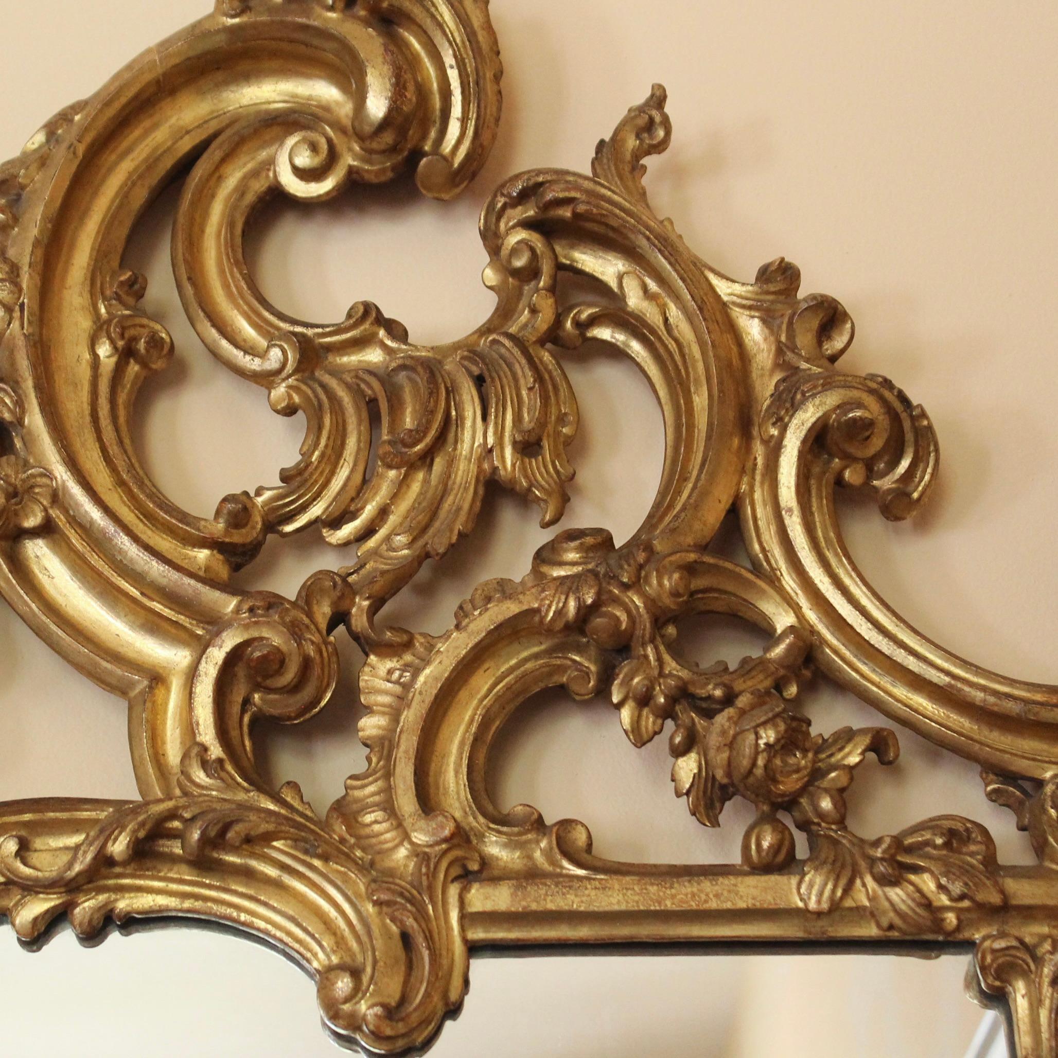 Italienischer geschnitzter und vergoldeter Chippendale-Spiegel im Rokoko-Stil im Angebot 1