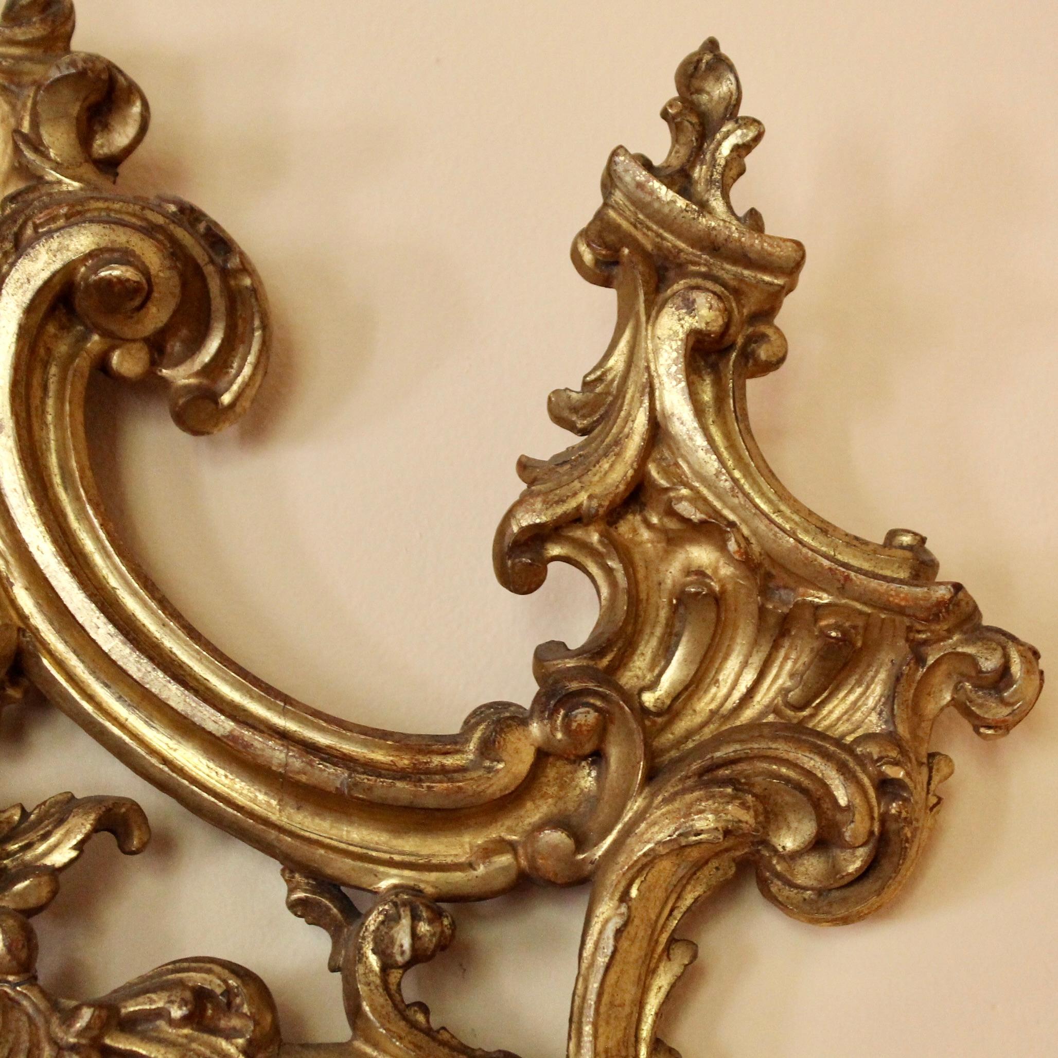 Italienischer geschnitzter und vergoldeter Chippendale-Spiegel im Rokoko-Stil im Angebot 2