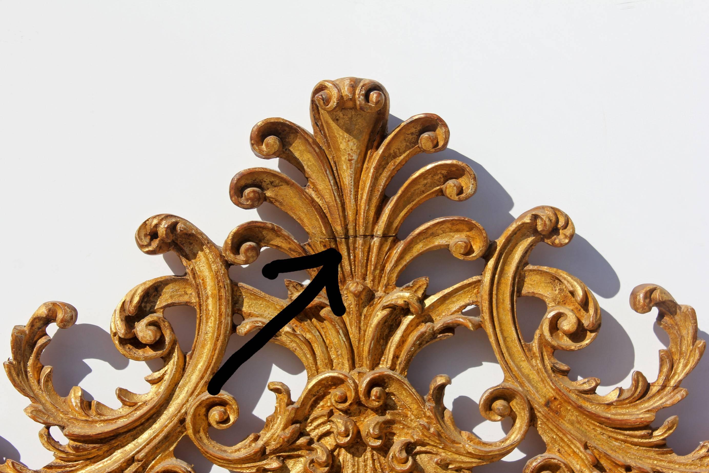 Néo-classique Miroir italien sculpté et doré en vente