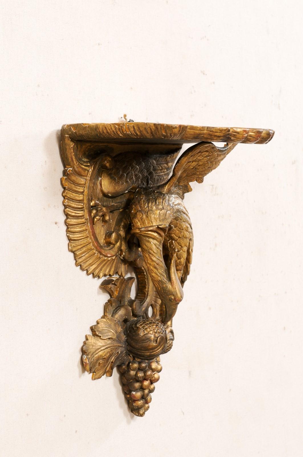 Italienisches geschnitztes und vergoldetes Wandregal/Armband mit Adler und Trauben, 19. Jahrhundert (Holz) im Angebot