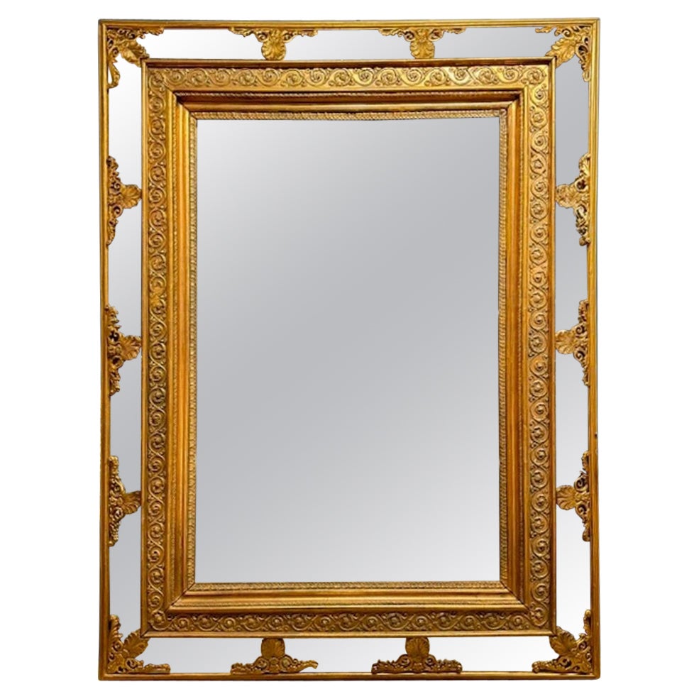 Specchio con cuscino in legno d
orato e intagliato italiano in vendita