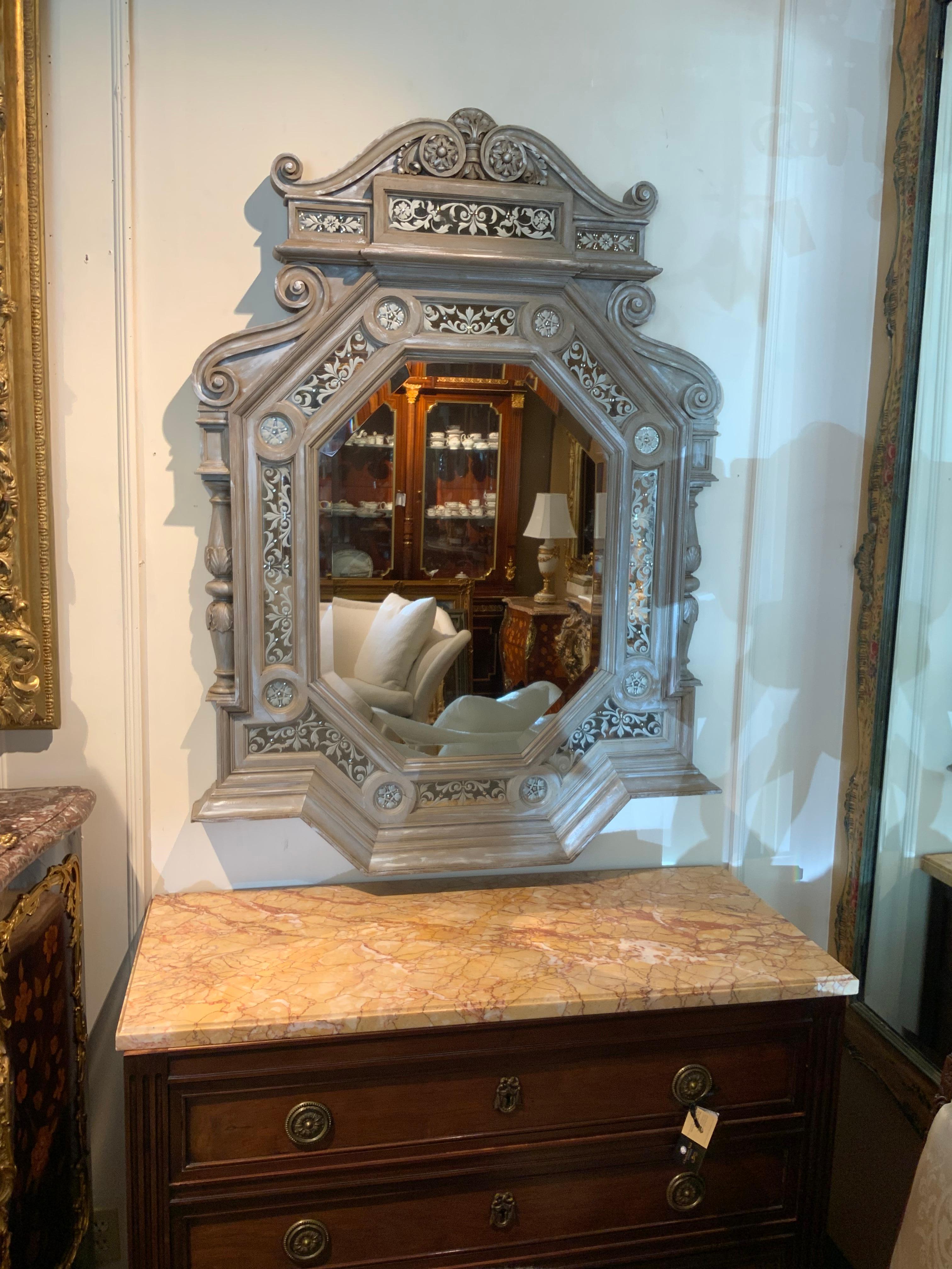 Italienischer geschnitzter und geschnitzter Grisalle-Spiegel mit abgeschrägter und verschnörkelter Ätzung im Angebot 2
