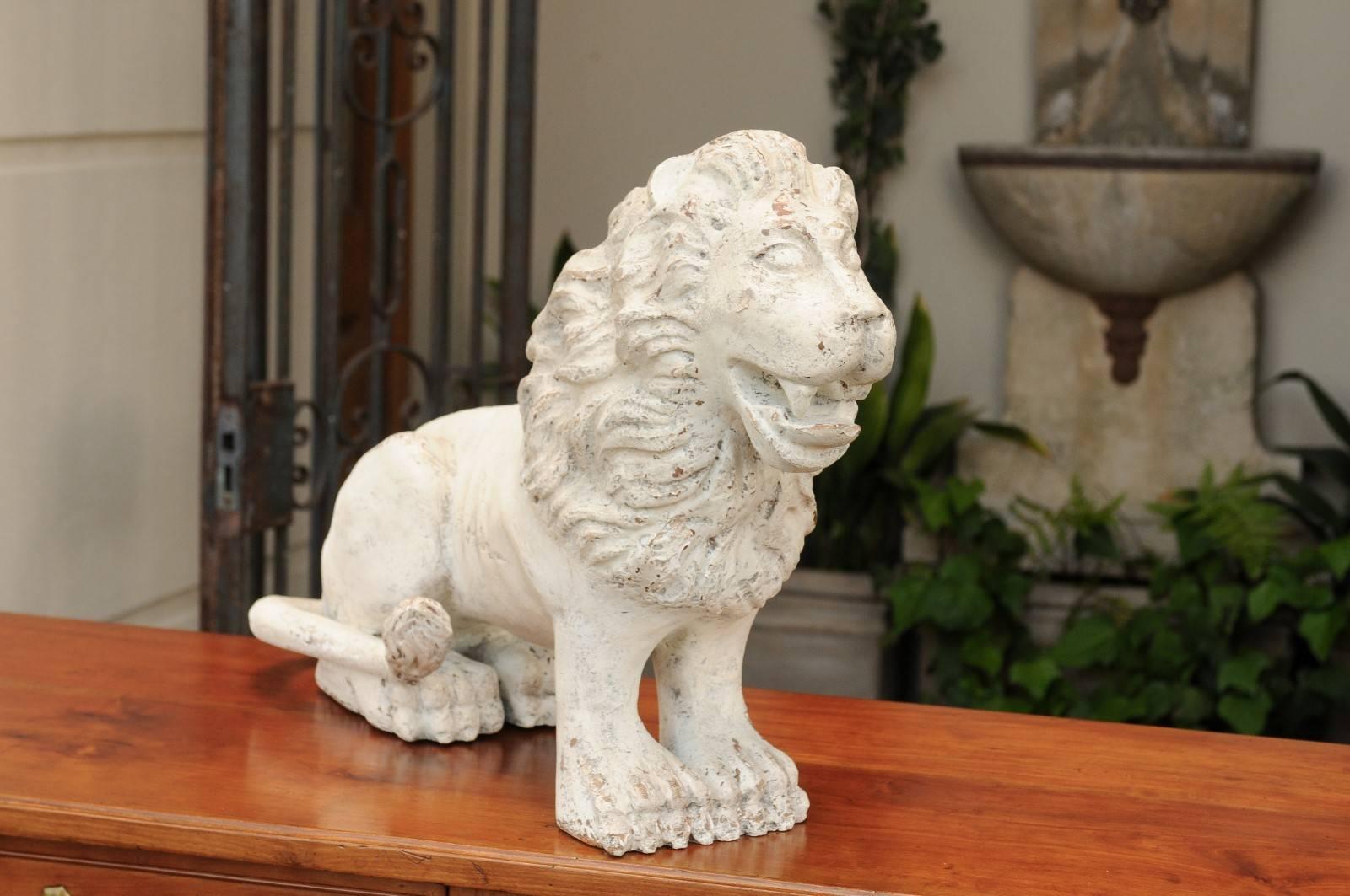 Ein geschnitzter und bemalter italienischer Holzlöwe aus dem frühen 19. Jahrhundert. Wie könnte man sich nicht von diesem exquisiten gemalten Löwen verzaubern lassen, der fast zu lächeln scheint? Die Skulptur hat einen Hauch von Archaismus, der