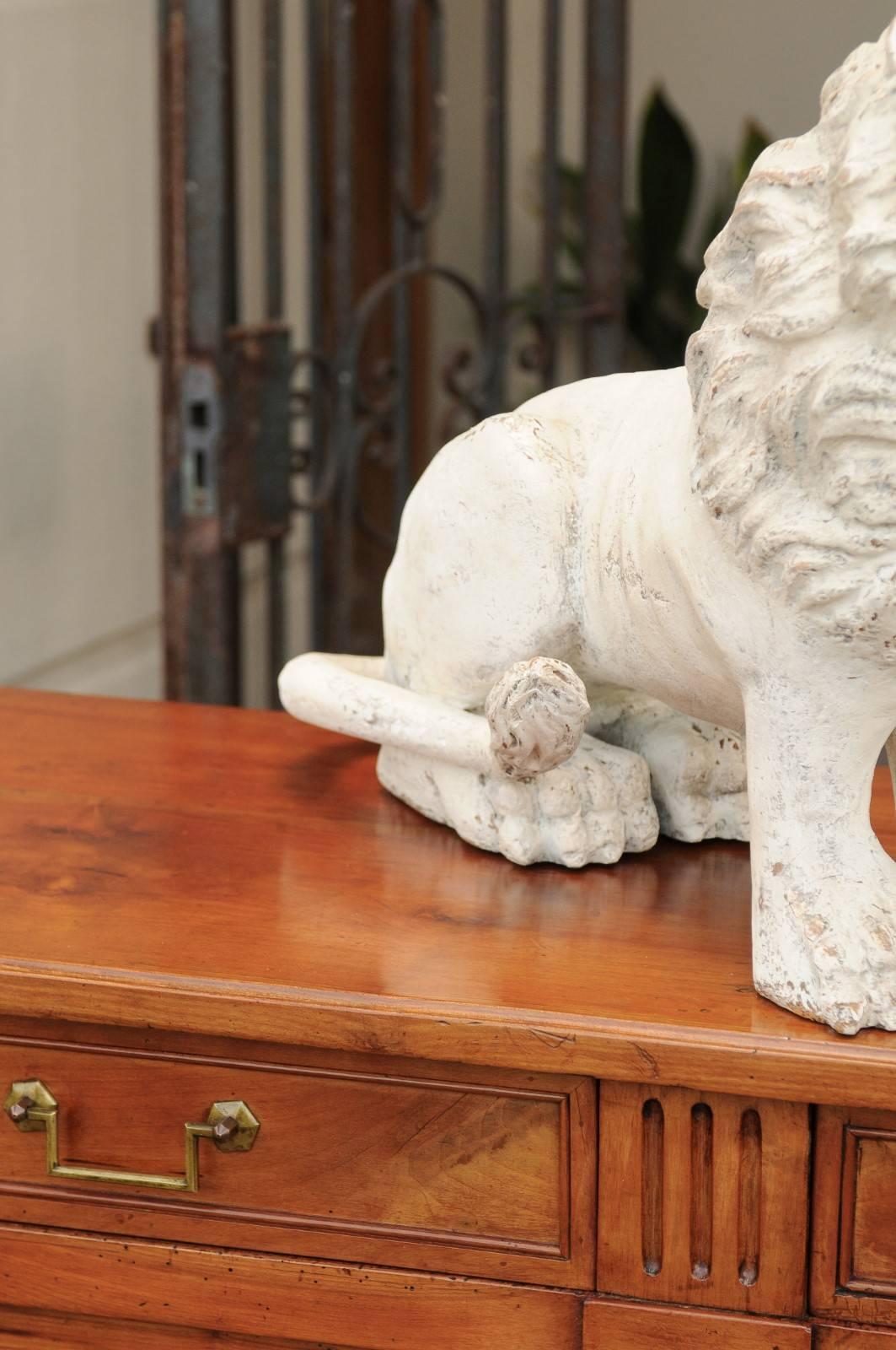 Italienische geschnitzte und bemalte Holzskulptur eines Löwen aus den frühen 1800er Jahren (19. Jahrhundert) im Angebot