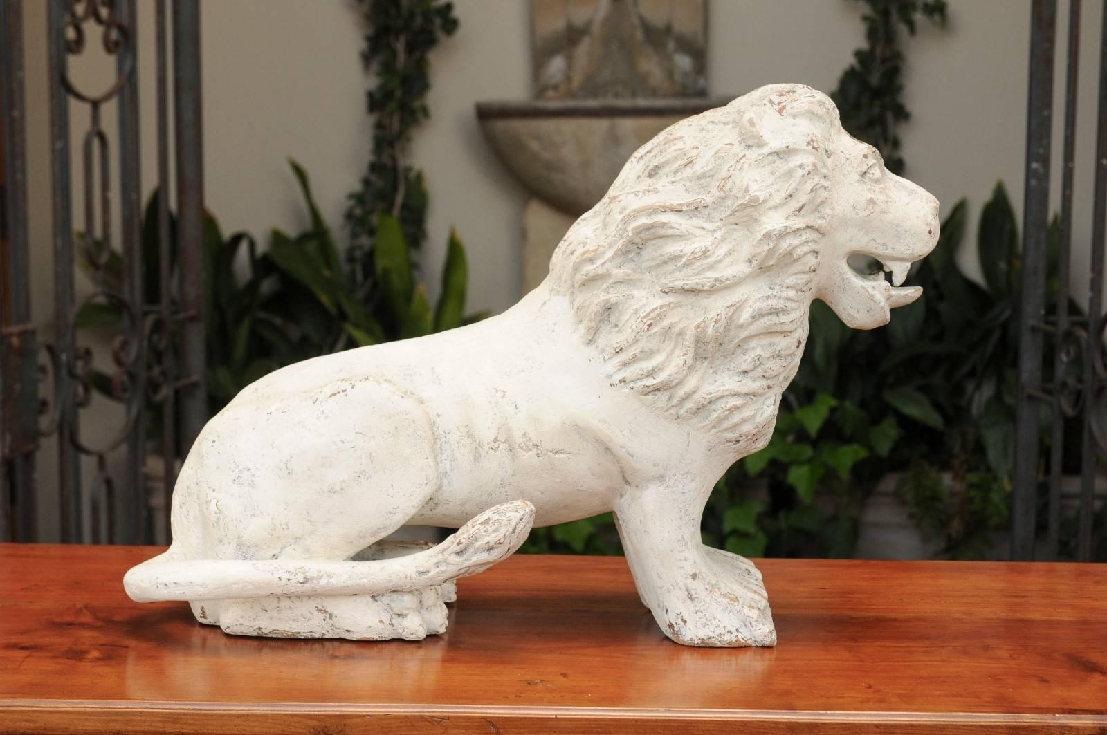 Italienische geschnitzte und bemalte Holzskulptur eines Löwen aus den frühen 1800er Jahren im Angebot 1