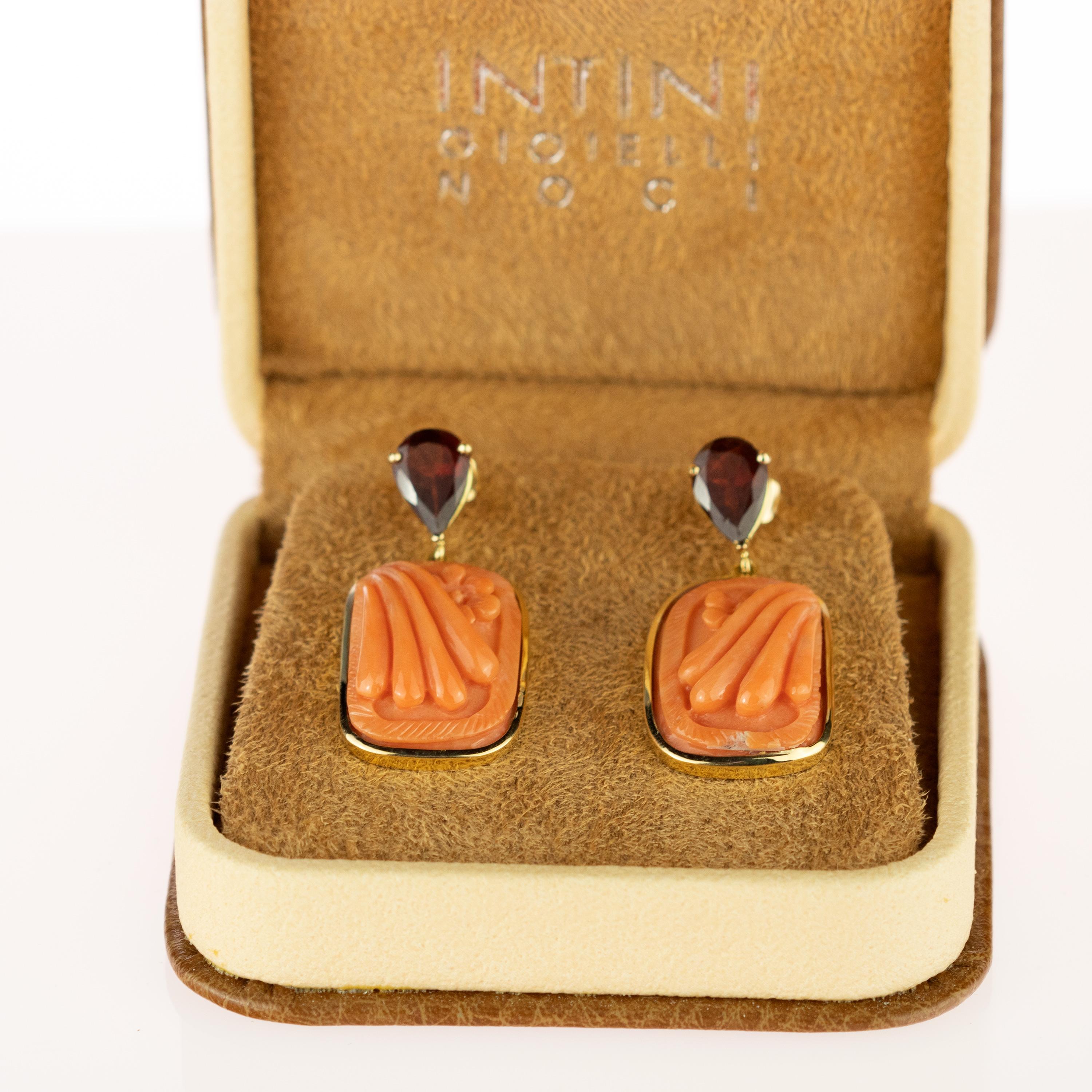 Italienische geschnitzte tropfenförmige Ohrringe aus 18 Karat Gold mit rosa japanischem Korallen-Turmalin im Angebot 4