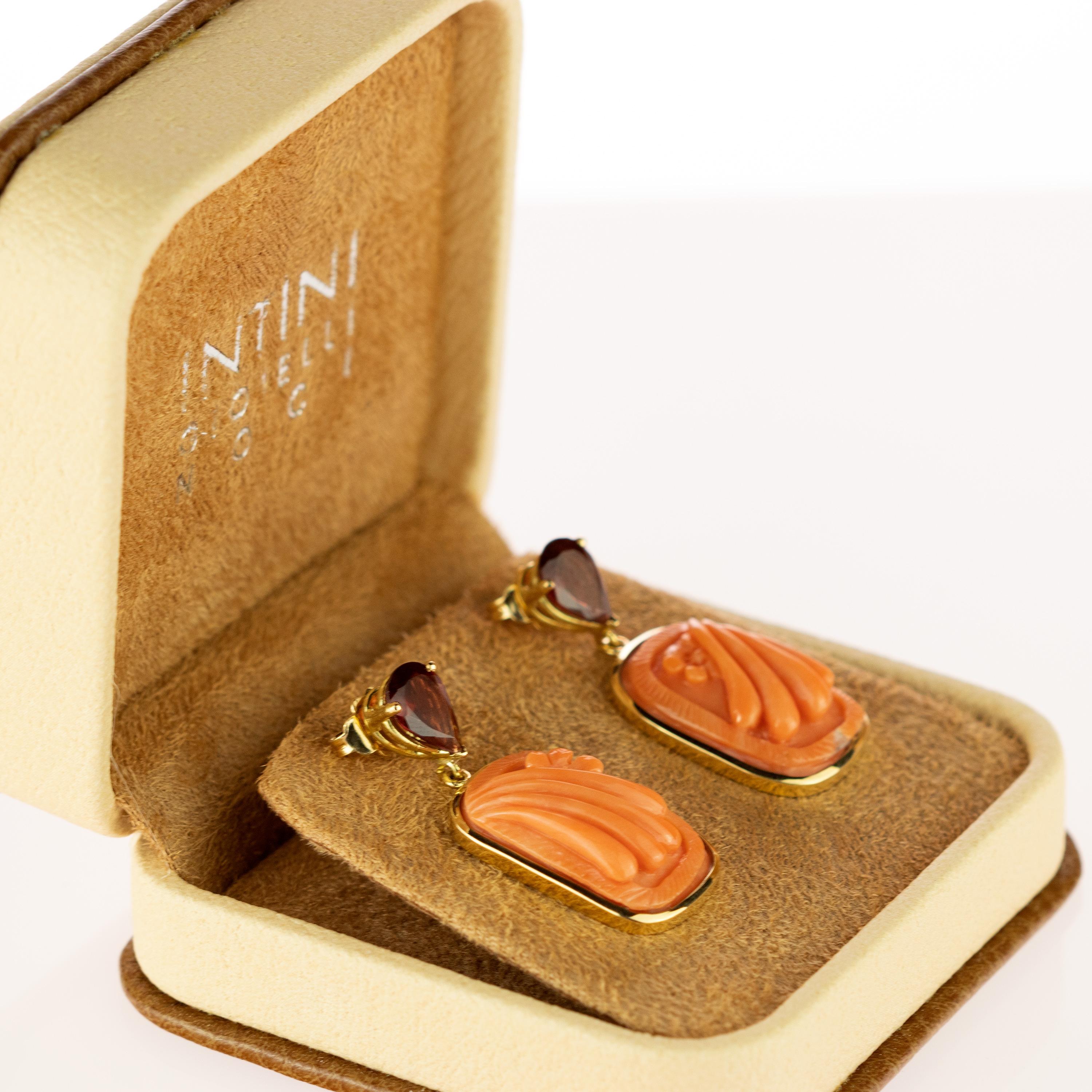 Italienische geschnitzte tropfenförmige Ohrringe aus 18 Karat Gold mit rosa japanischem Korallen-Turmalin (Kunsthandwerker*in) im Angebot