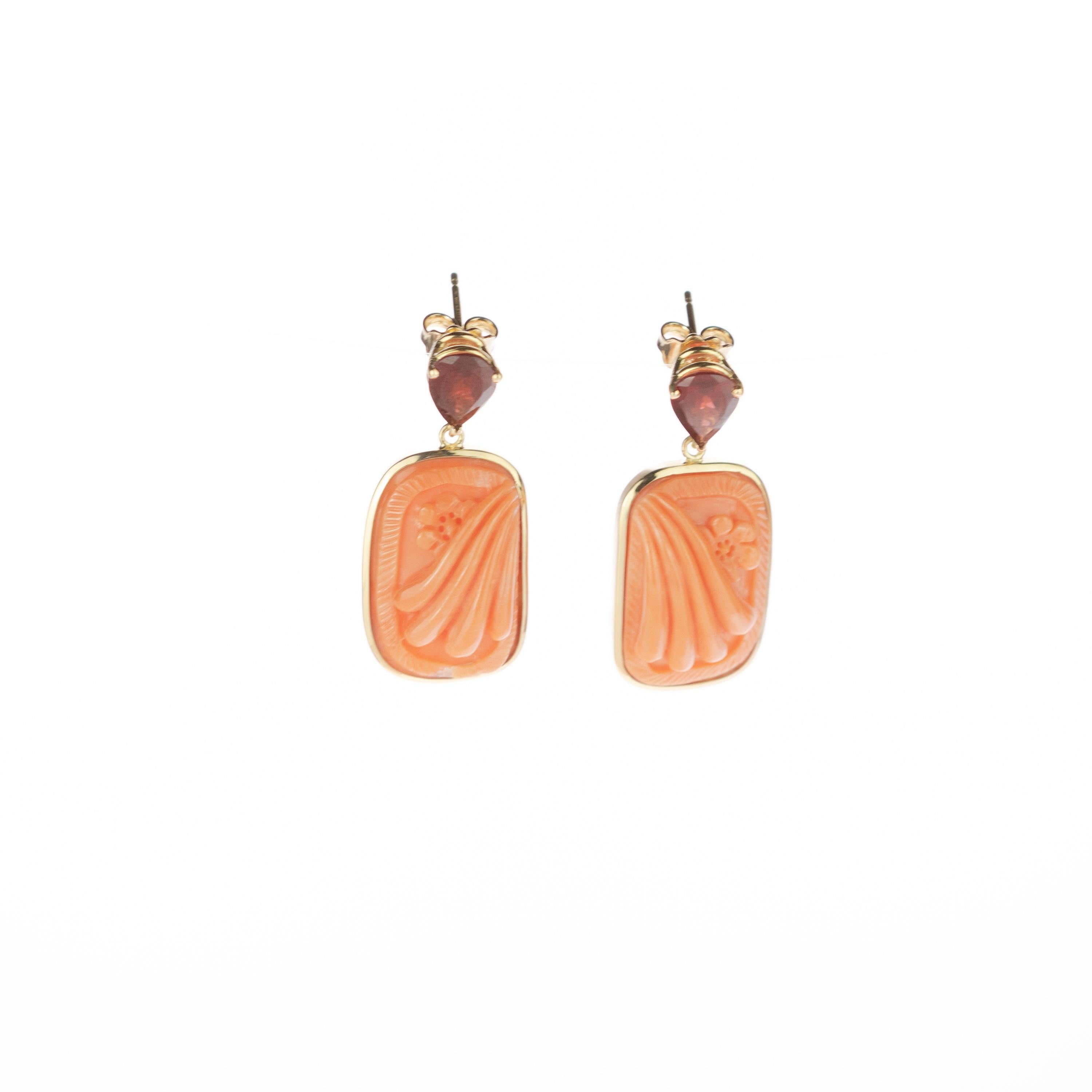 Italienische geschnitzte tropfenförmige Ohrringe aus 18 Karat Gold mit rosa japanischem Korallen-Turmalin (Gemischter Schliff) im Angebot