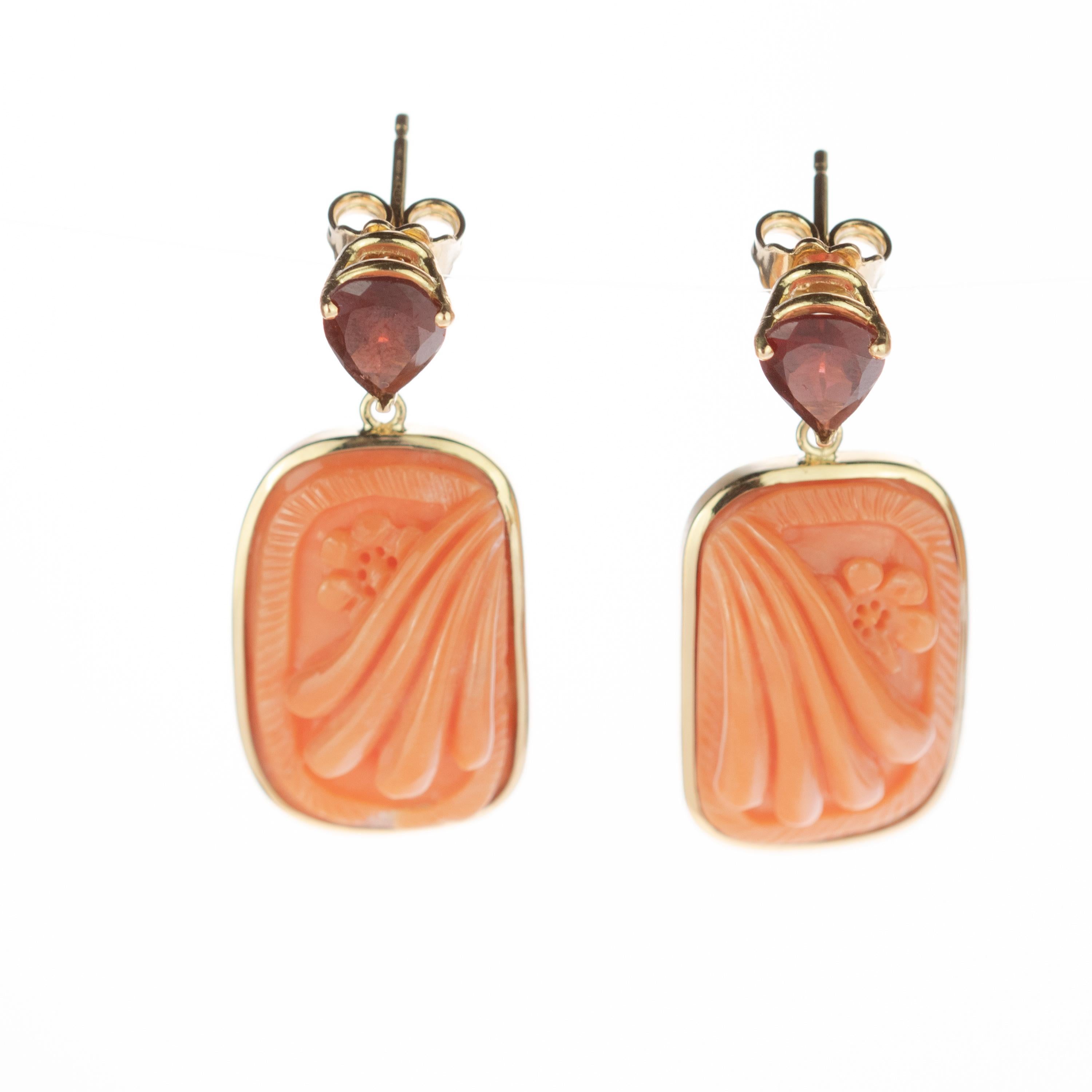 Italienische geschnitzte tropfenförmige Ohrringe aus 18 Karat Gold mit rosa japanischem Korallen-Turmalin im Zustand „Neu“ im Angebot in Milano, IT