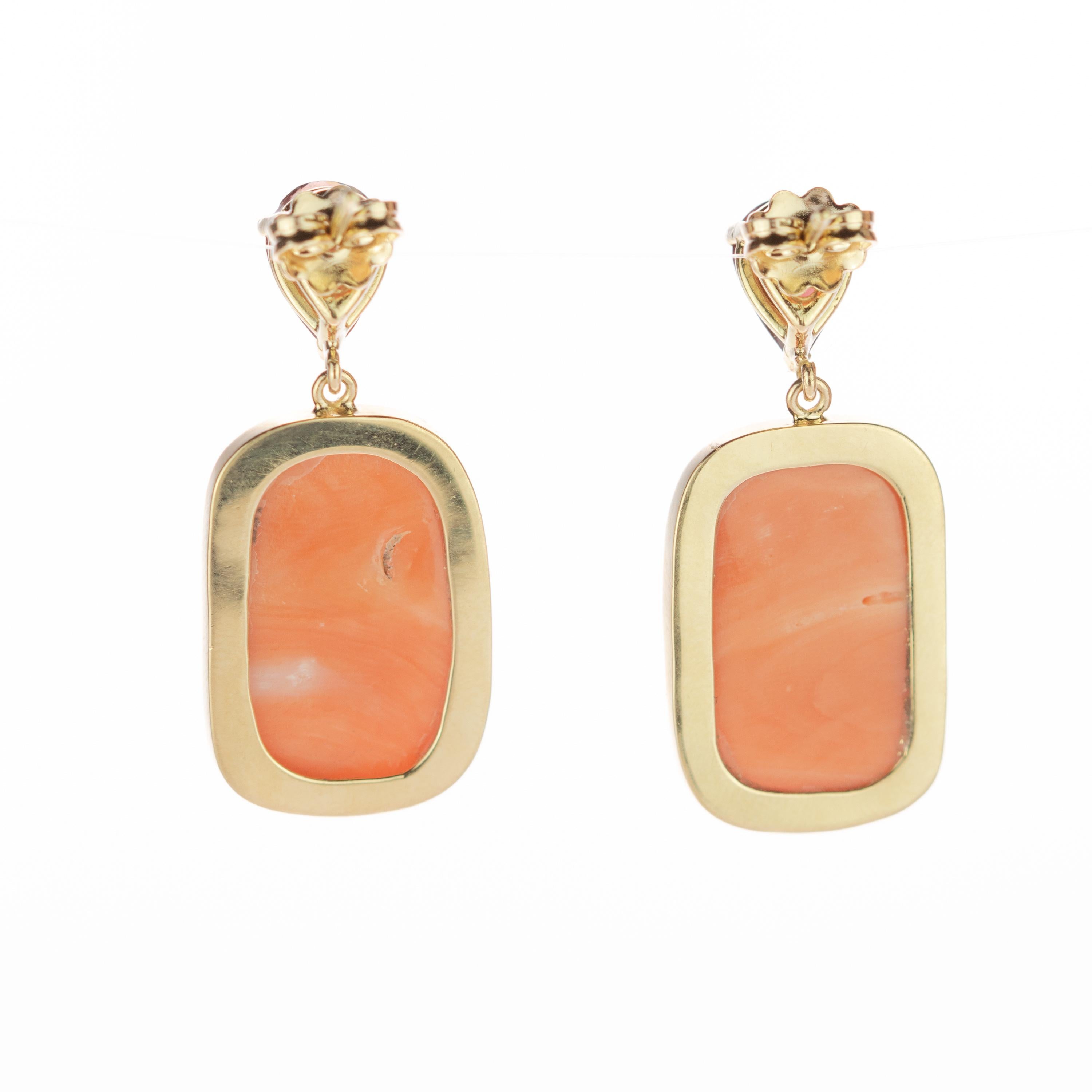 Italienische geschnitzte tropfenförmige Ohrringe aus 18 Karat Gold mit rosa japanischem Korallen-Turmalin Damen im Angebot