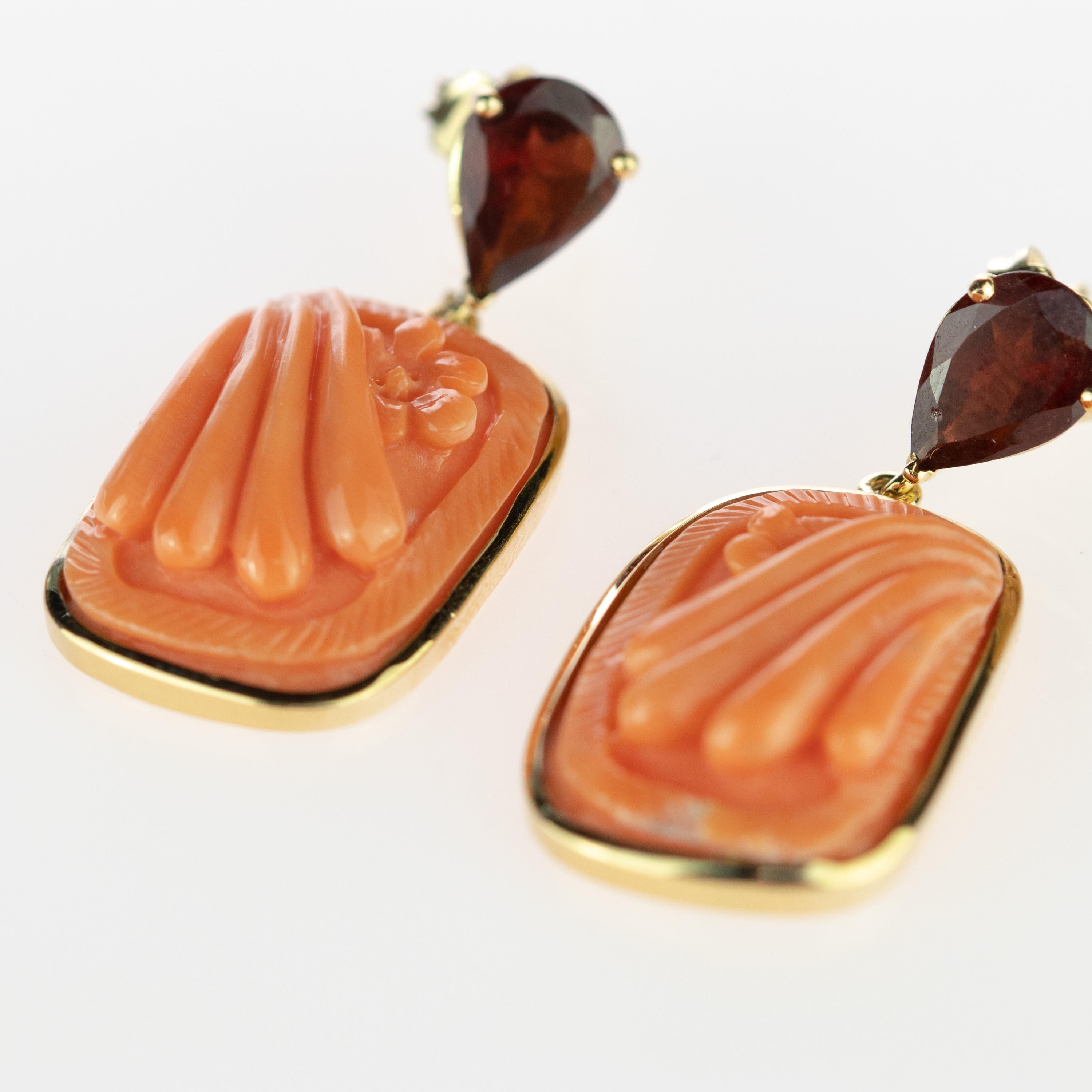Italienische geschnitzte tropfenförmige Ohrringe aus 18 Karat Gold mit rosa japanischem Korallen-Turmalin im Angebot 1