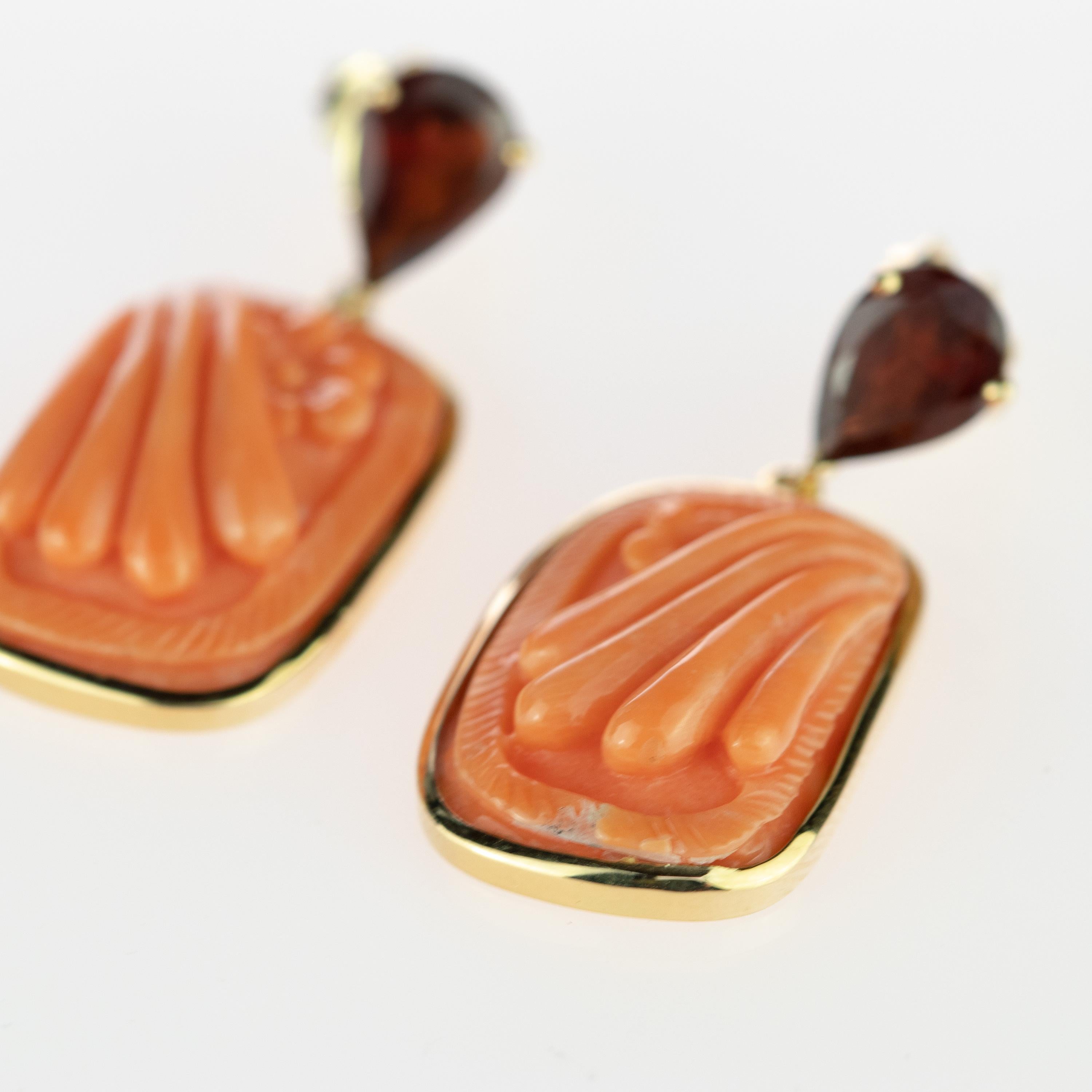 Italienische geschnitzte tropfenförmige Ohrringe aus 18 Karat Gold mit rosa japanischem Korallen-Turmalin im Angebot 2