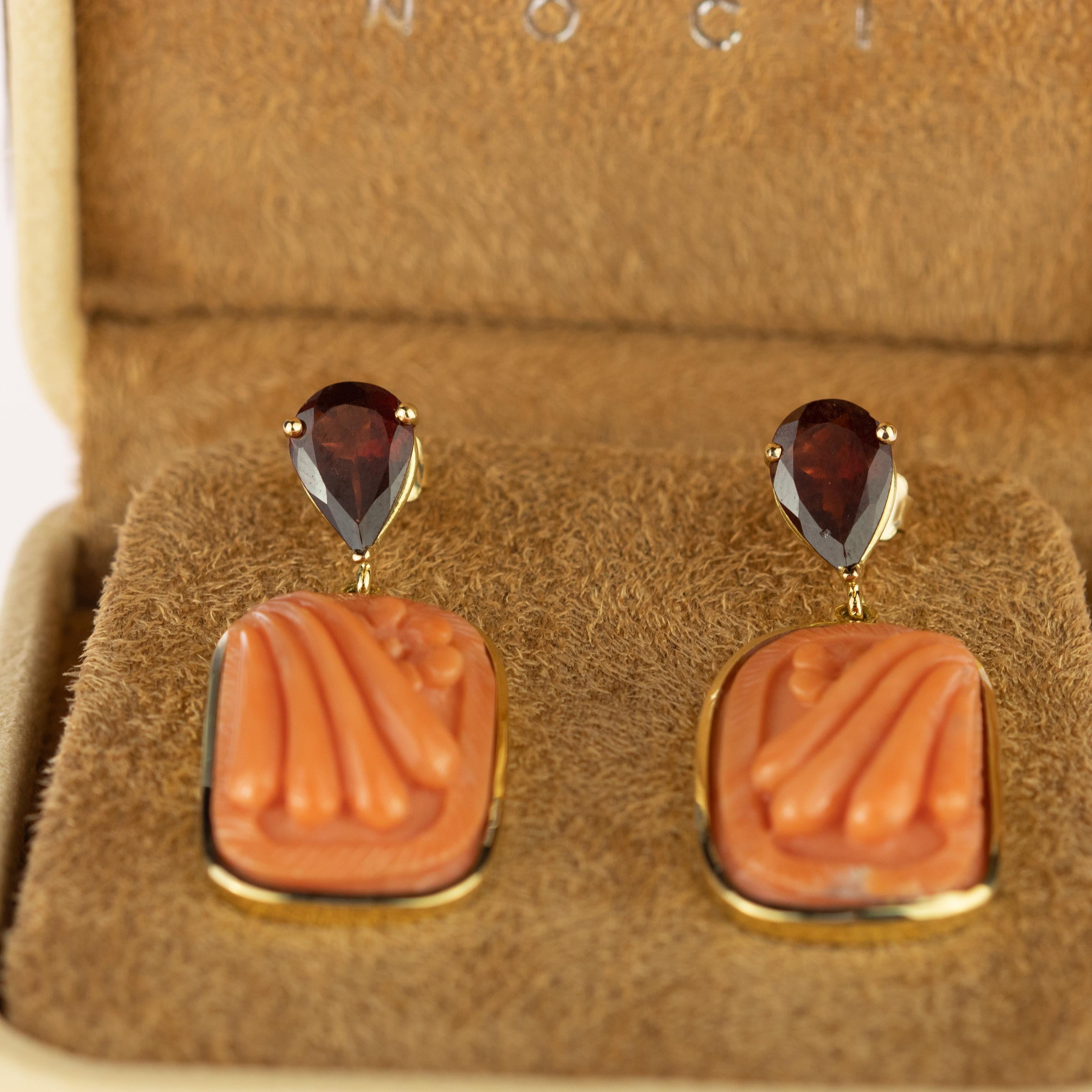 Italienische geschnitzte tropfenförmige Ohrringe aus 18 Karat Gold mit rosa japanischem Korallen-Turmalin im Angebot 3