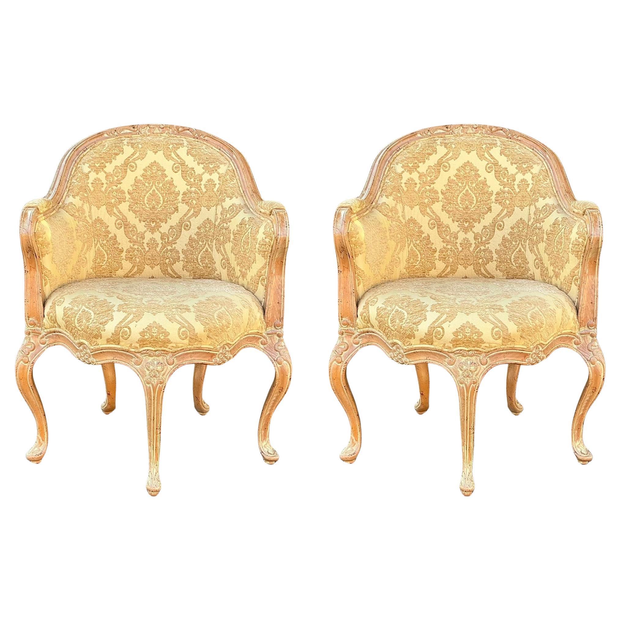 Il s'agit d'une paire de chaises bergères de style Louis XV. Les cadres semblent être en pin cérusé. La tapisserie damassée ressemble à une sorte de chenille coupée. La tapisserie est d'époque mais en bon état. J'estime qu'ils datent des années