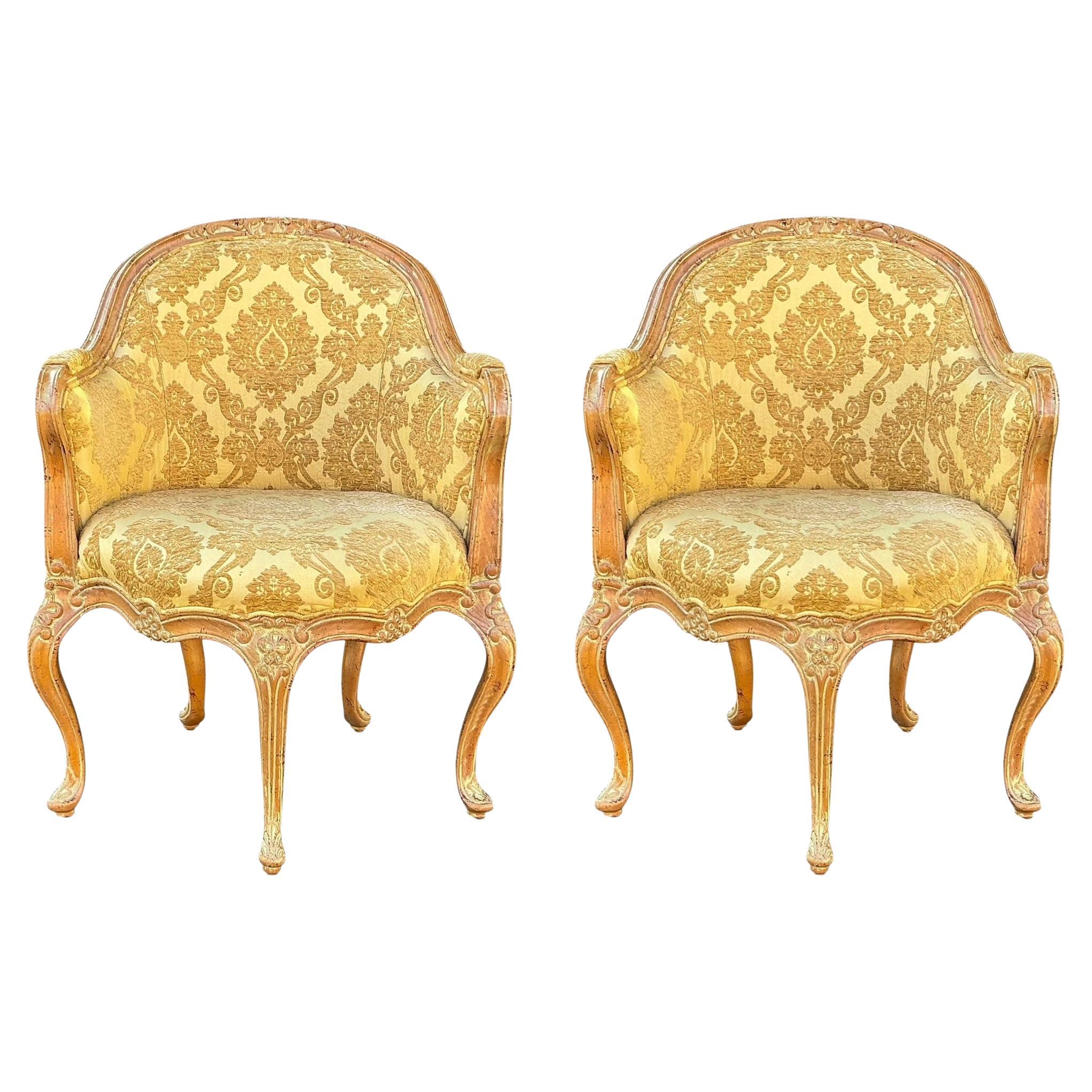 italien Italien sculpté et cérusé  Chaises bergères en pin de style Louis XV - Paire en vente
