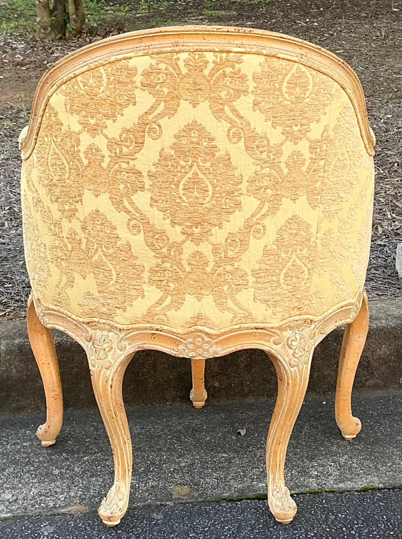 20ième siècle Italien sculpté et cérusé  Chaises bergères en pin de style Louis XV - Paire en vente
