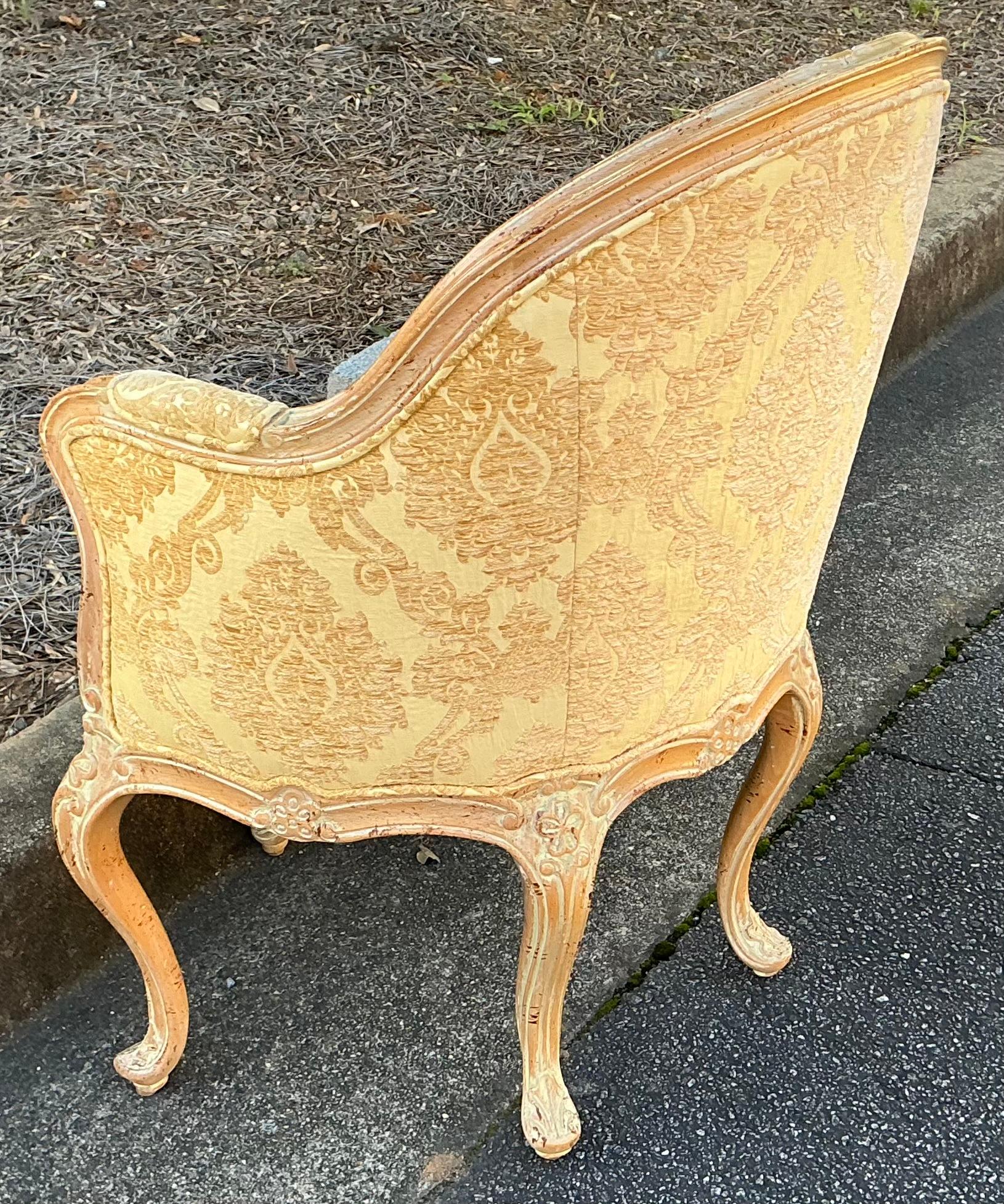 Bois Italien sculpté et cérusé  Chaises bergères en pin de style Louis XV - Paire en vente