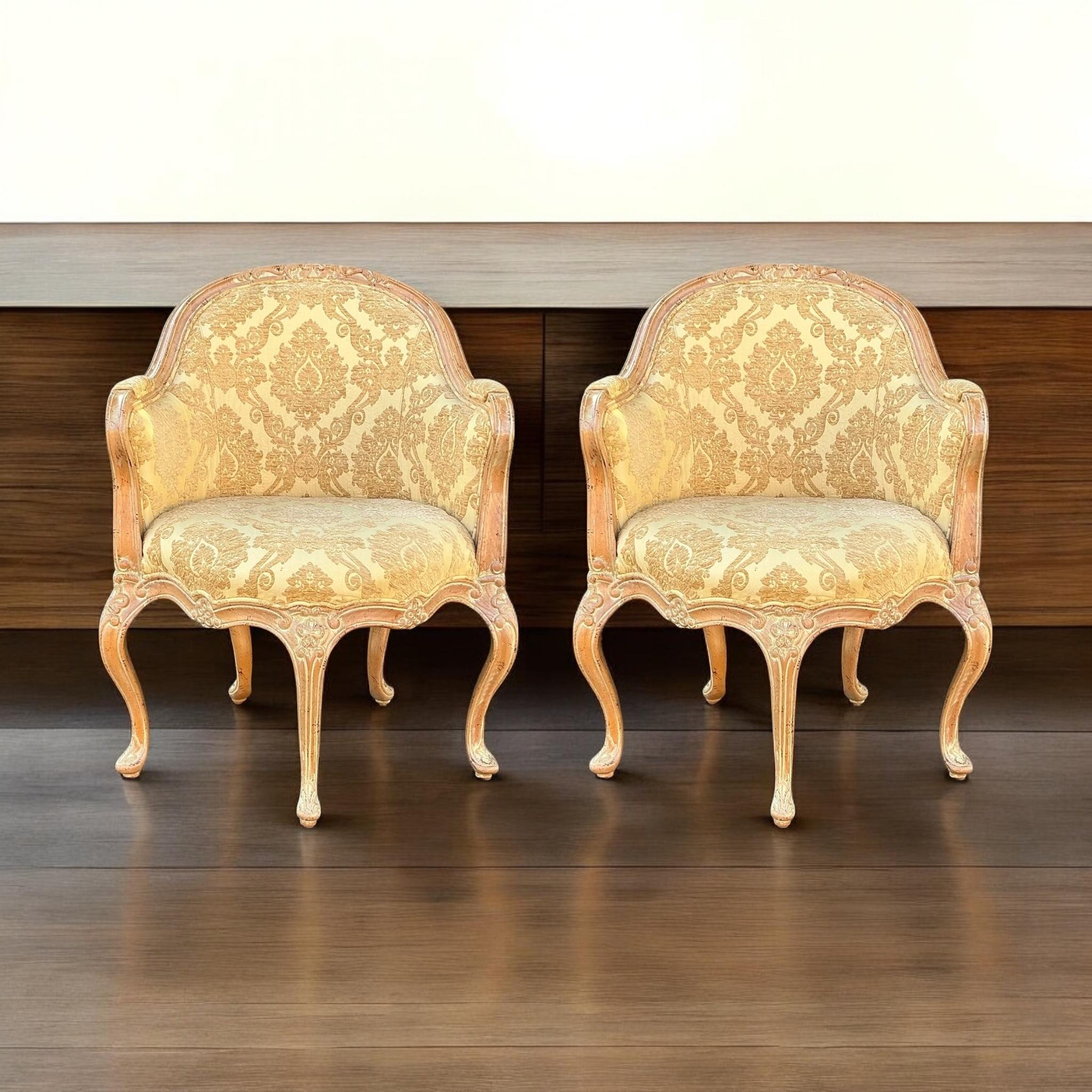 Italien sculpté et cérusé  Chaises bergères en pin de style Louis XV - Paire en vente 1