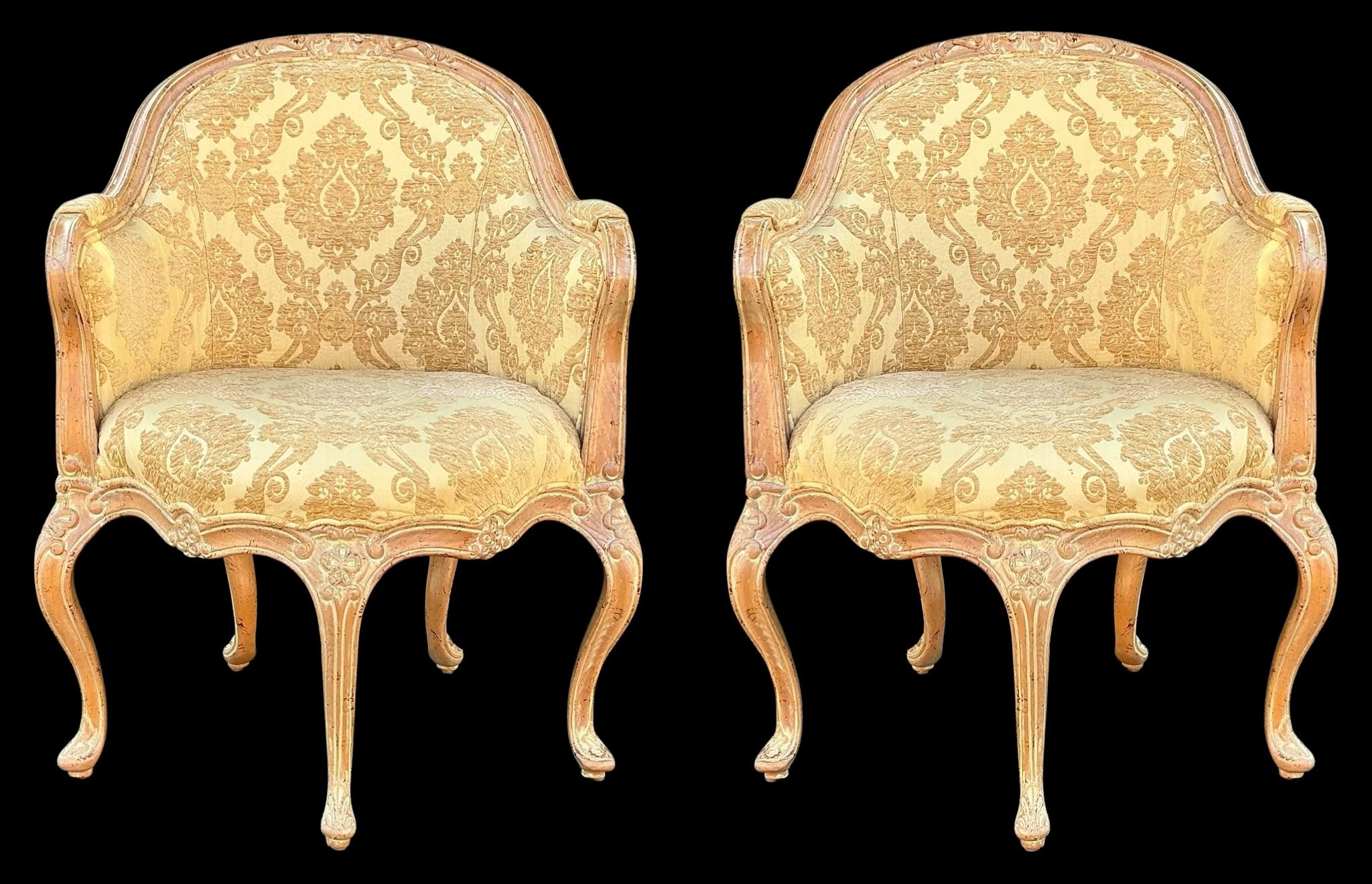 Italien sculpté et cérusé  Chaises bergères en pin de style Louis XV - Paire en vente 2