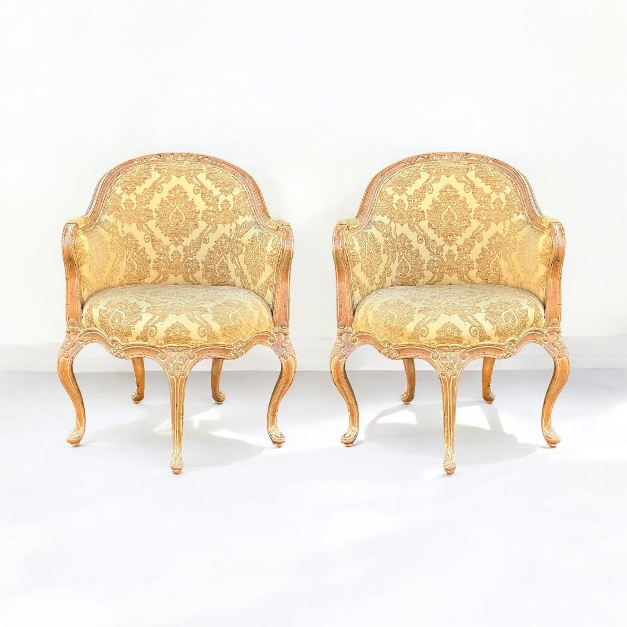 Italien sculpté et cérusé  Chaises bergères en pin de style Louis XV - Paire en vente 3