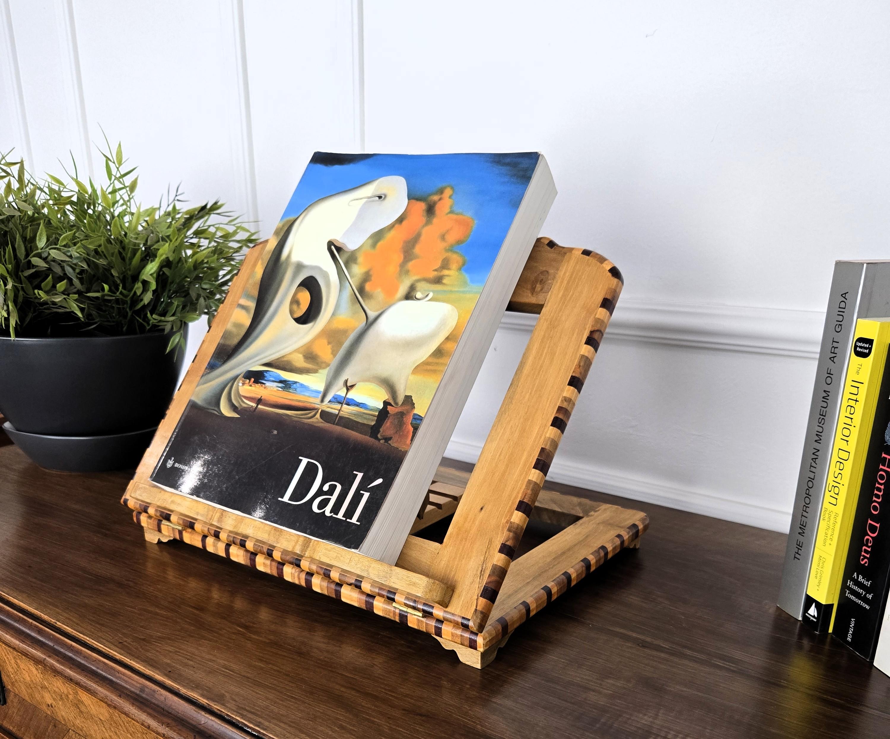 Italian Carved Decorated Adjustable Book Stand Rest (Moderne der Mitte des Jahrhunderts) im Angebot