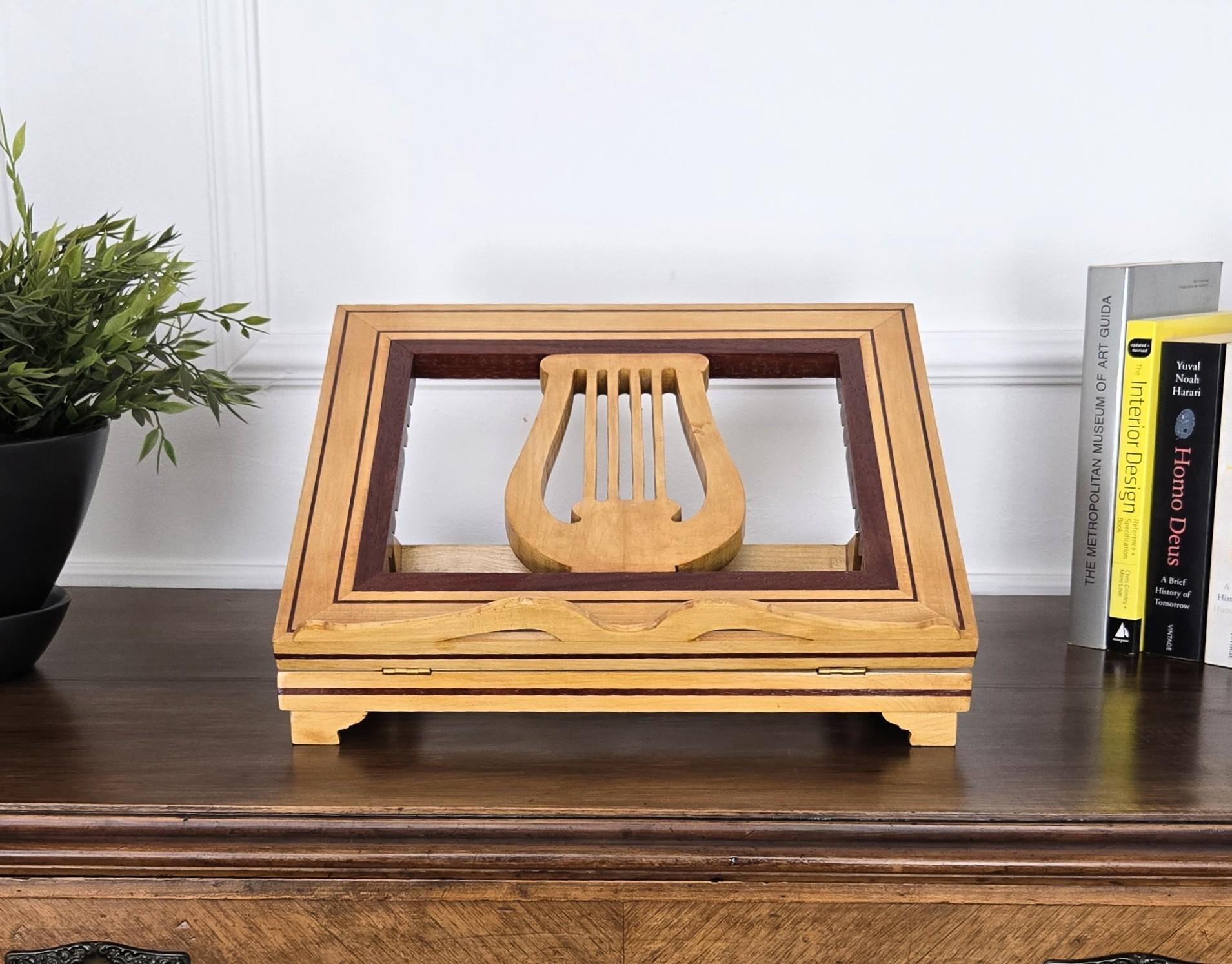 Italian Carved Decorated Adjustable Book Stand Rest (20. Jahrhundert) im Angebot
