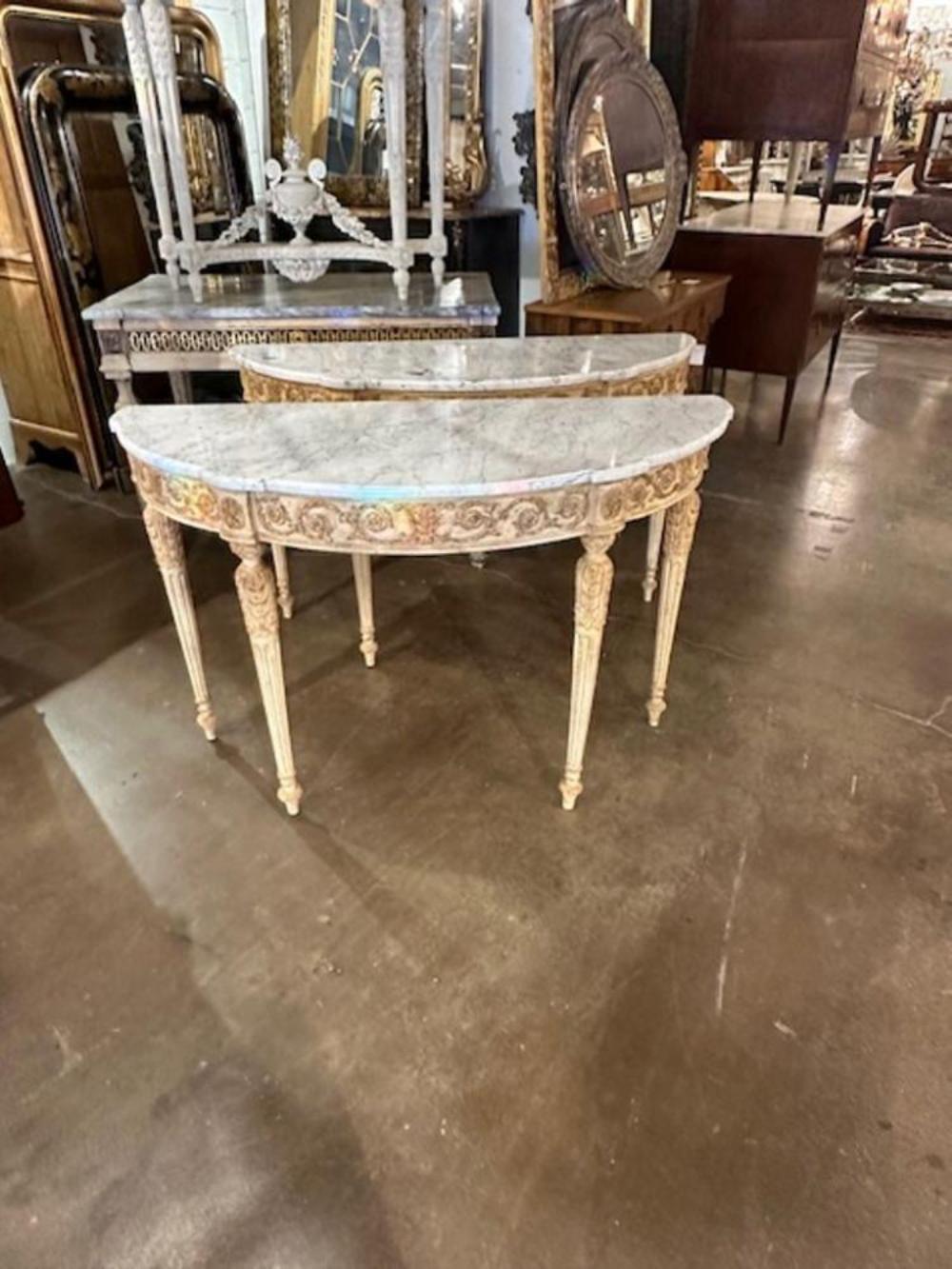Pareja de consolas demi-luna italianas talladas y pintadas con encimeras de mármol de Carrara. Alrededor de 1940. Un toque clásico e intemporal para un interior refinado.
